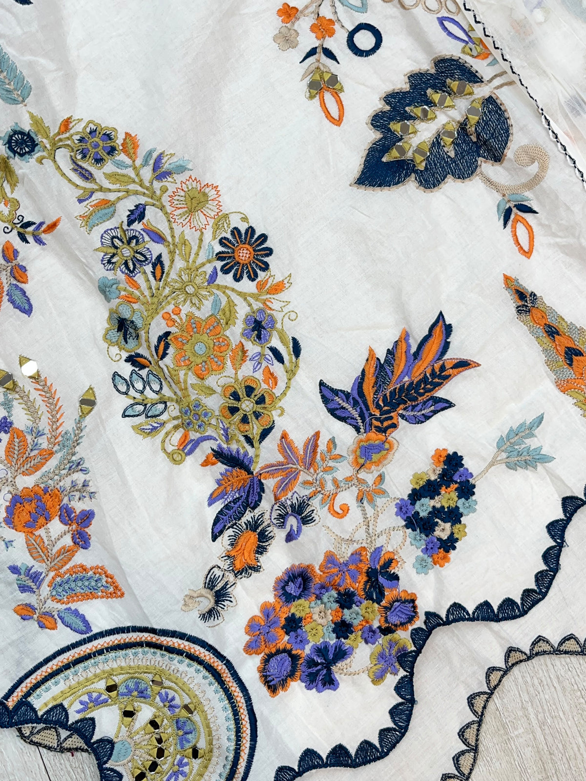 1526 Pakistani Heavy Lawn - White Floral