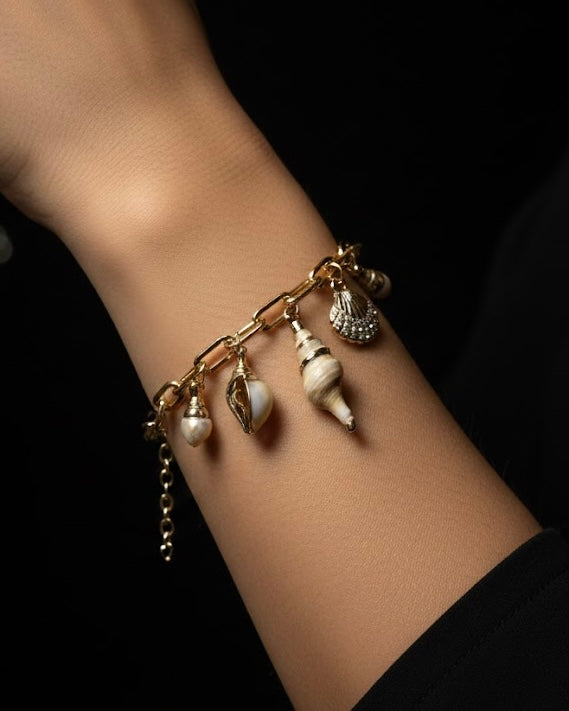 053 Seashell Charm Bracelet