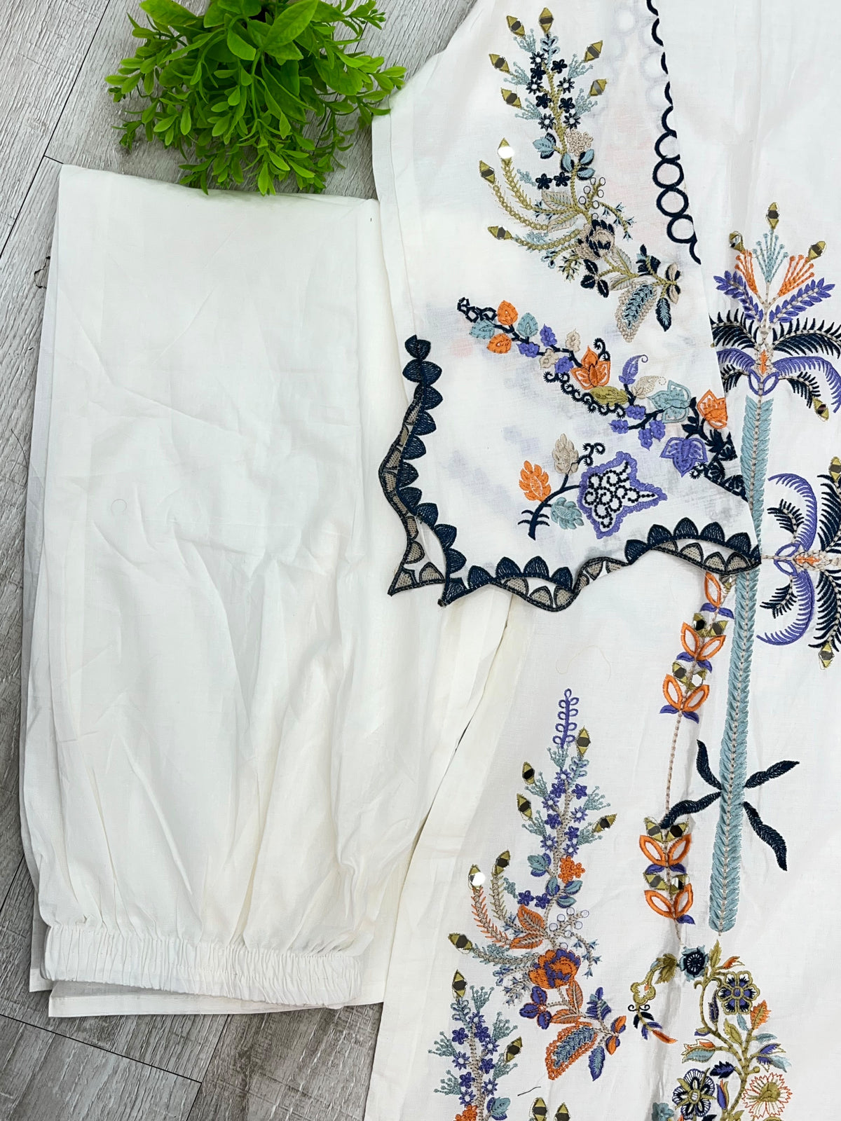 1526 Pakistani Heavy Lawn - White Floral