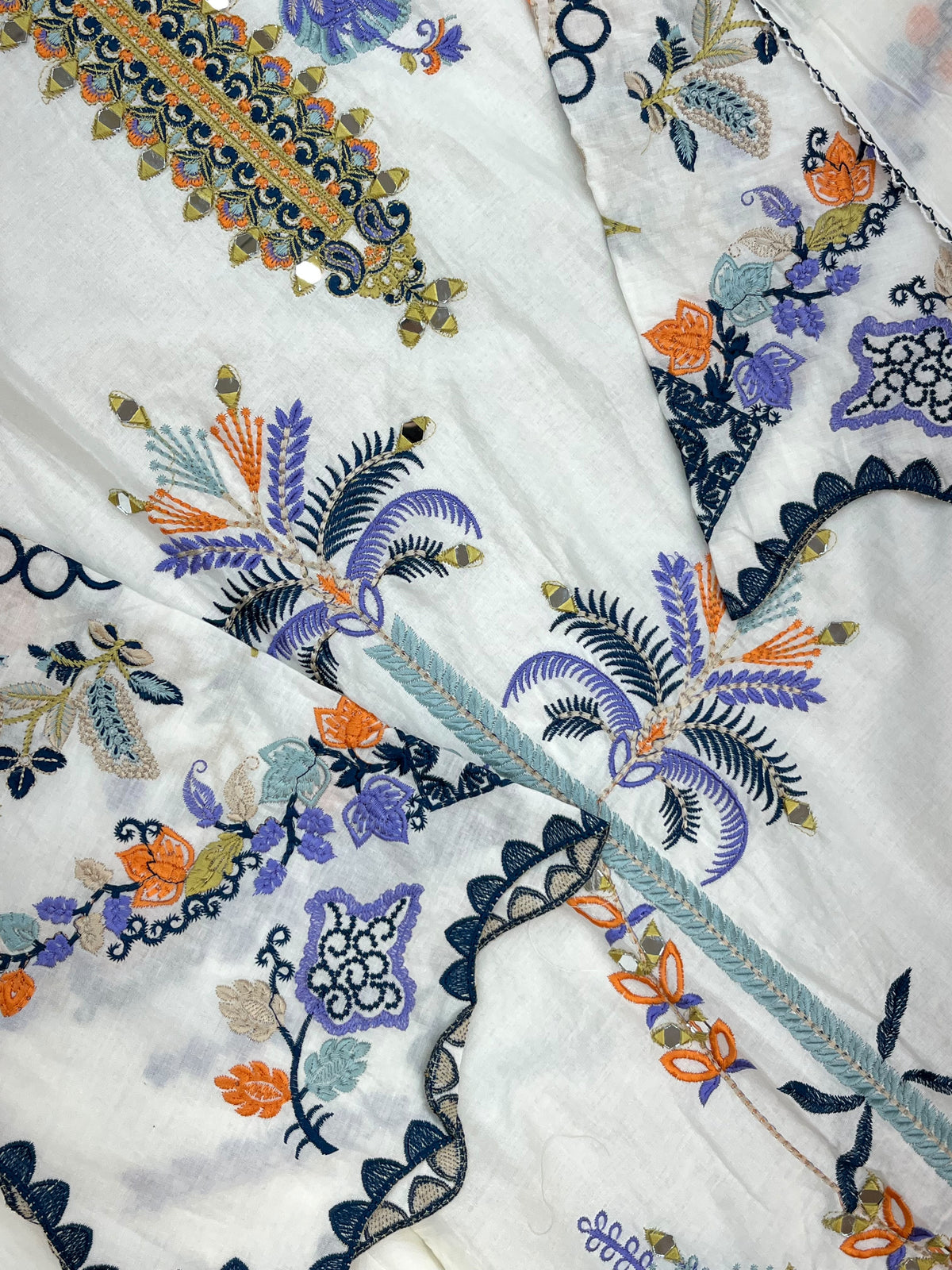 1526 Pakistani Heavy Lawn - White Floral