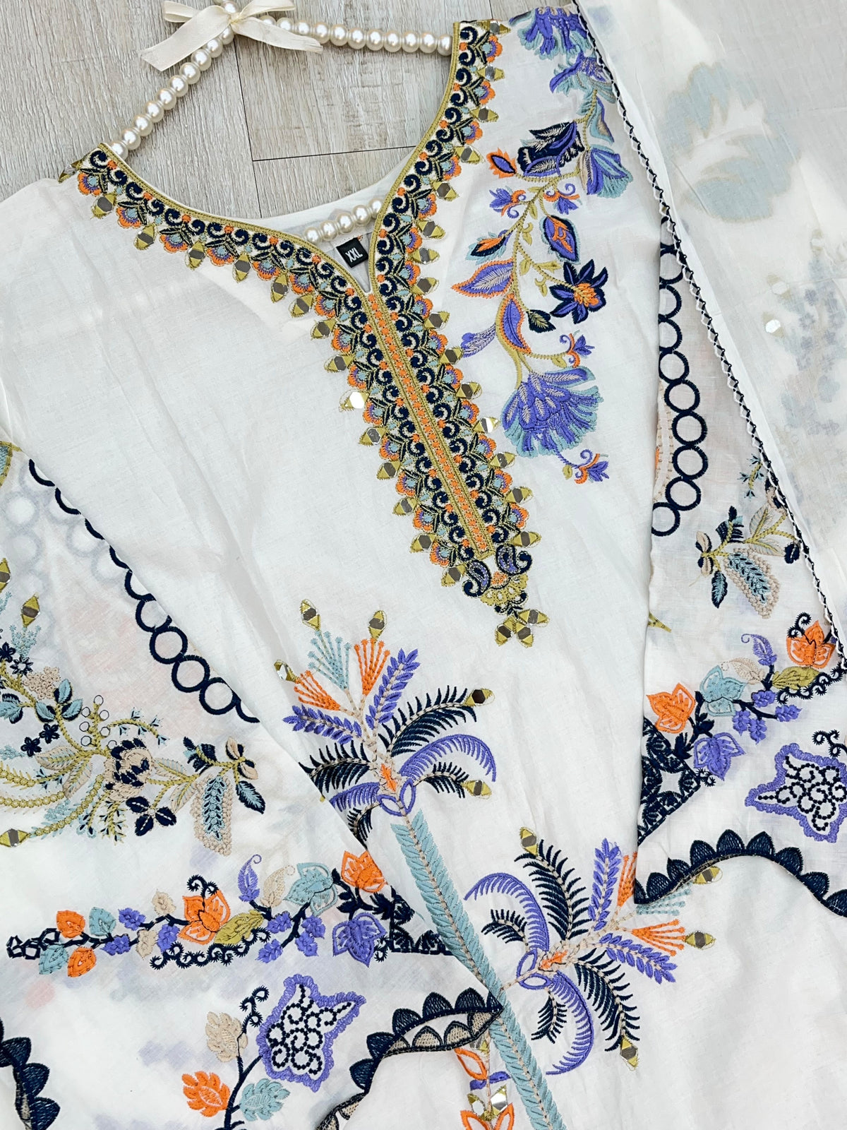 1526 Pakistani Heavy Lawn - White Floral
