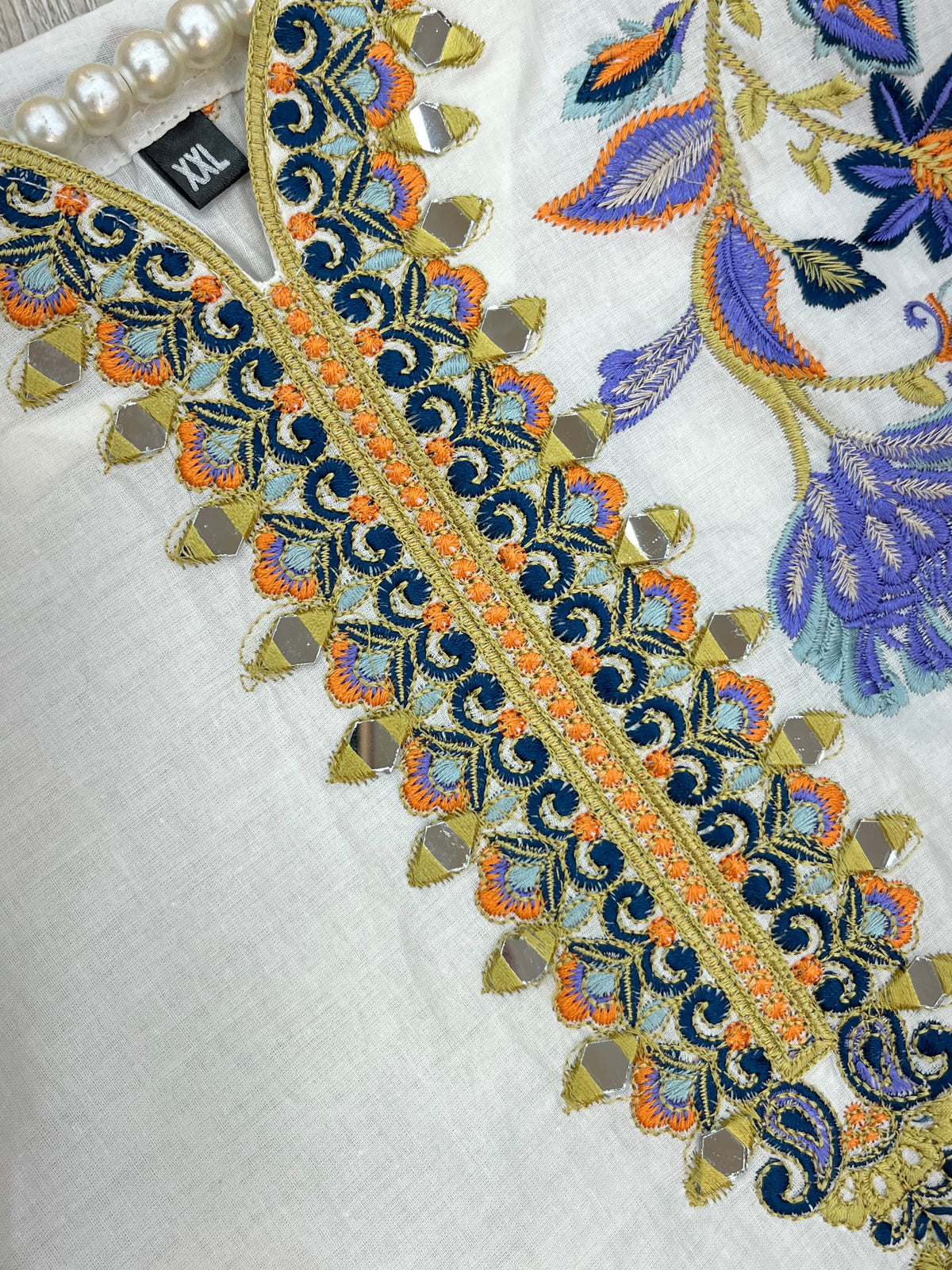 1526 Pakistani Heavy Lawn - White Floral