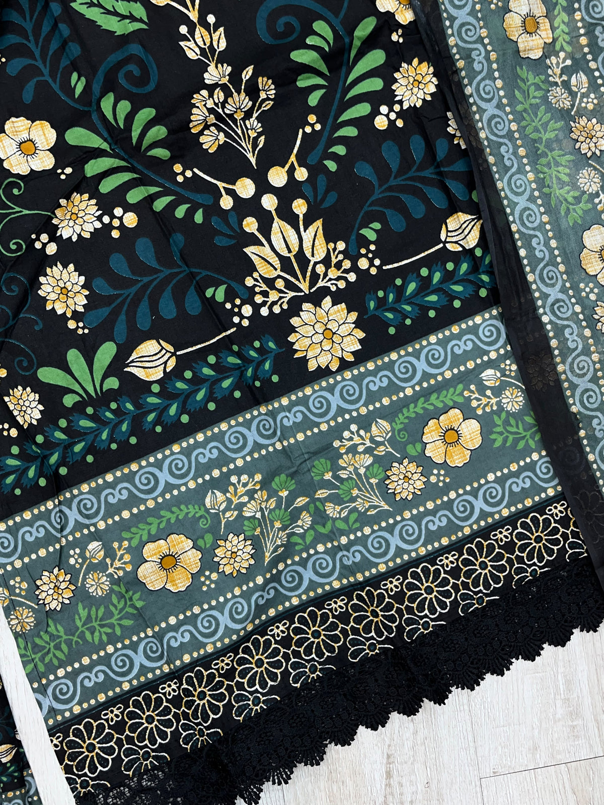 1523 Pakistani Embroidered Suit