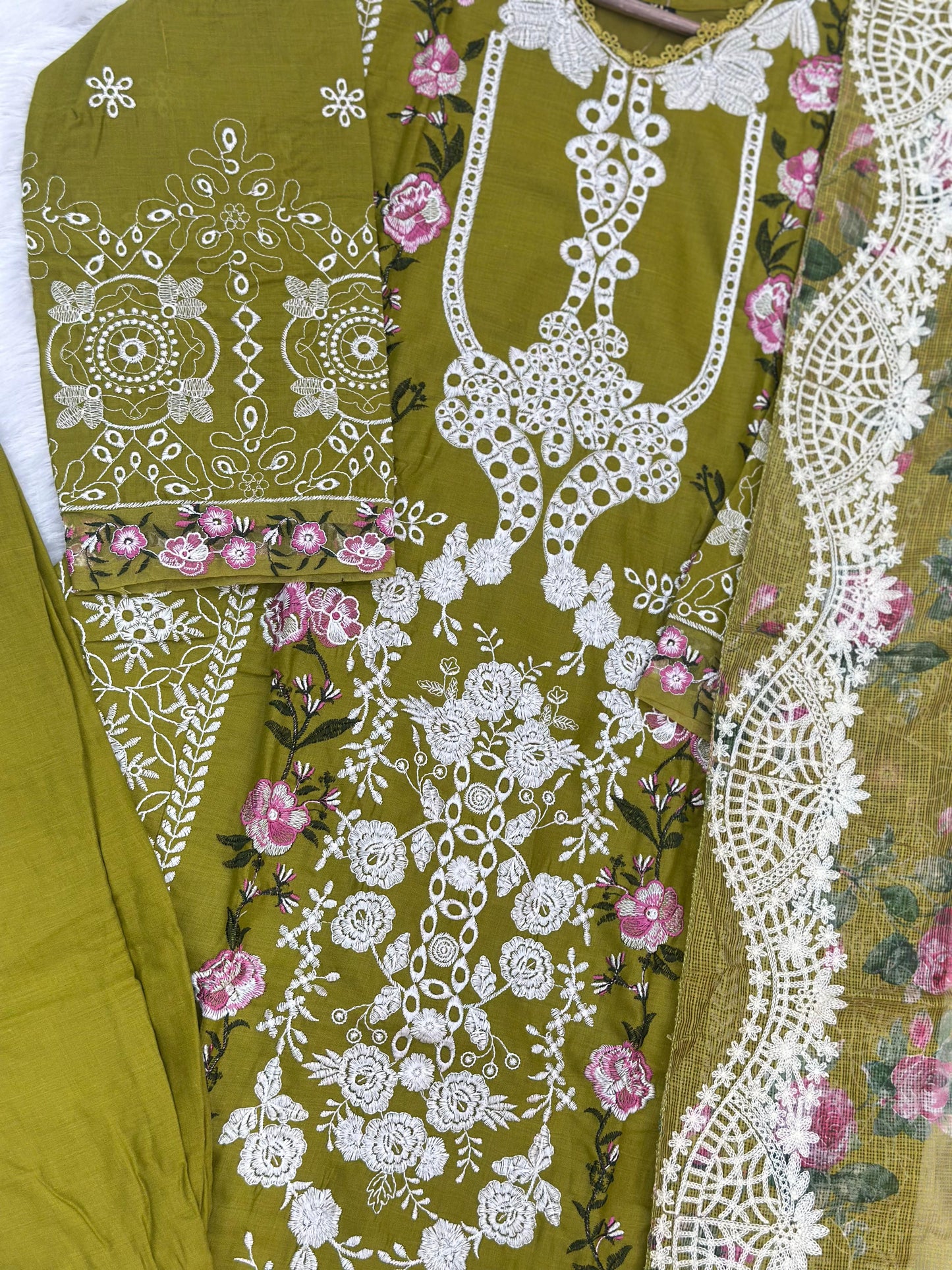 821 Pakistani Lawn Cotton Suit