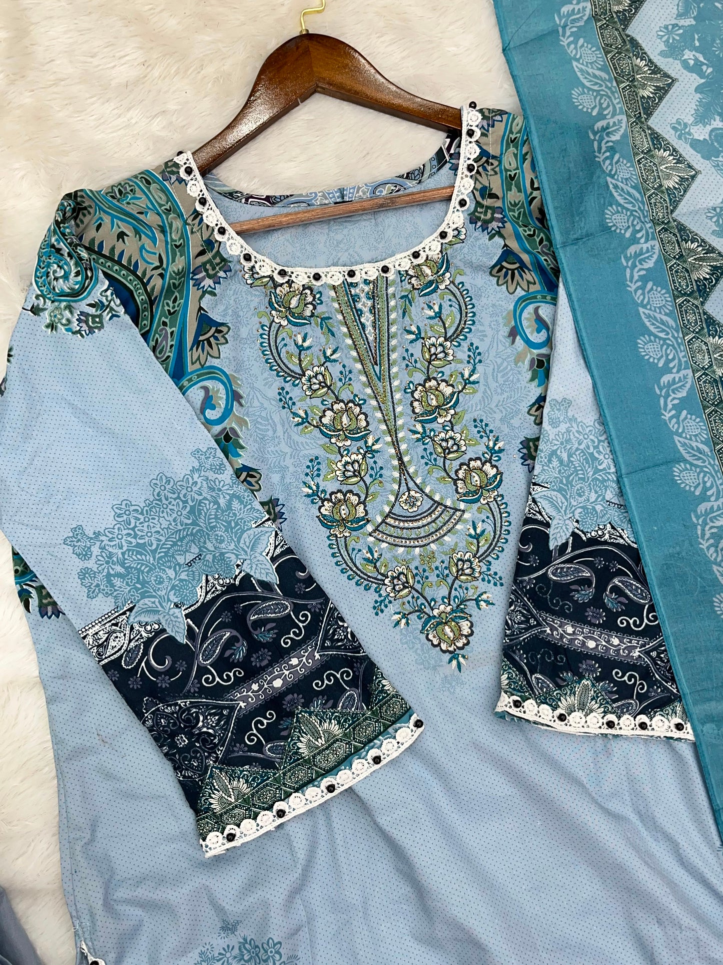 1307 Pakistani Embroidered Suit - Vandana Aarzu