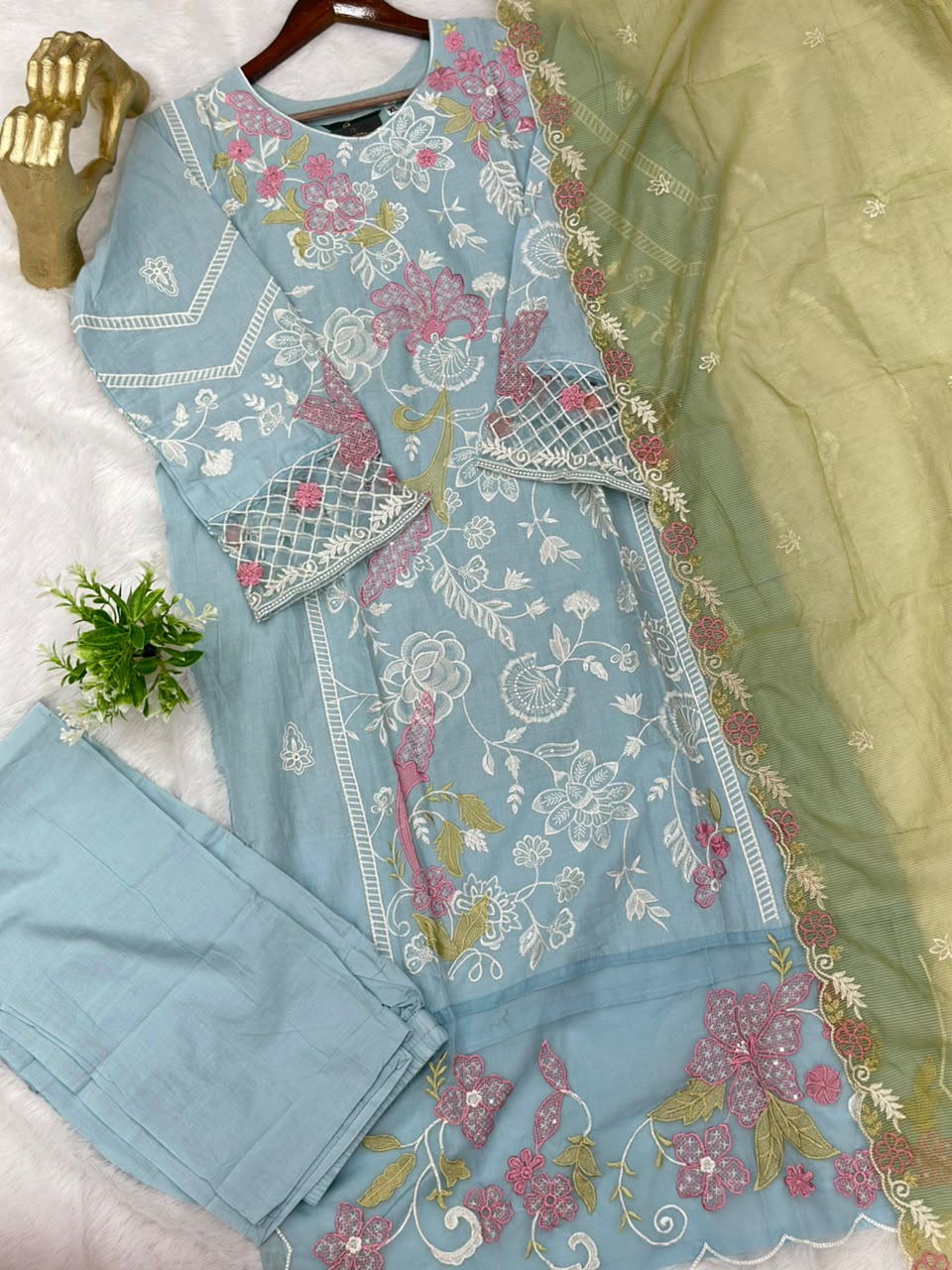 711 Pakistani Heavy Lawn Suit