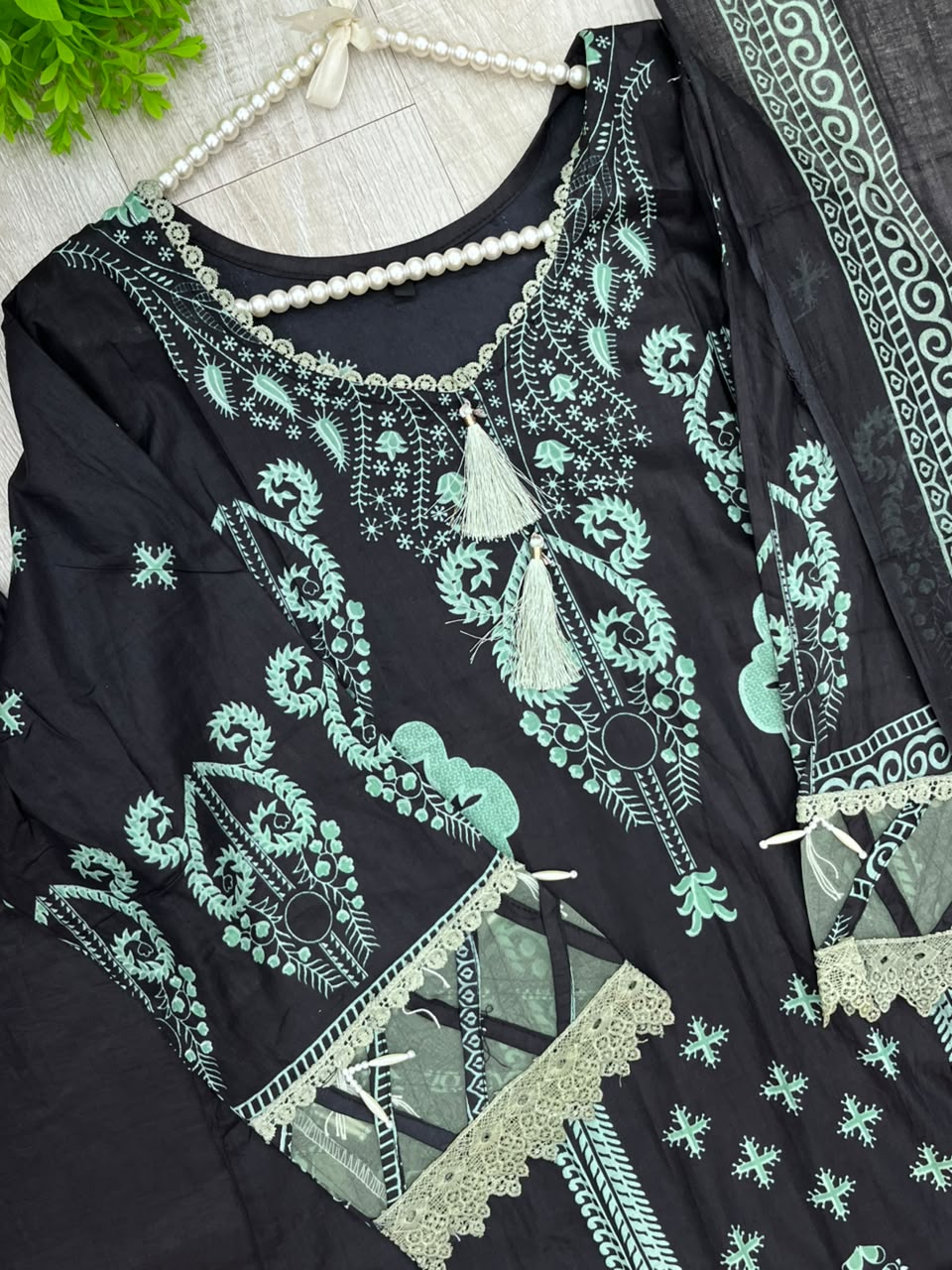 1501 Pakistani Embroidered Suit