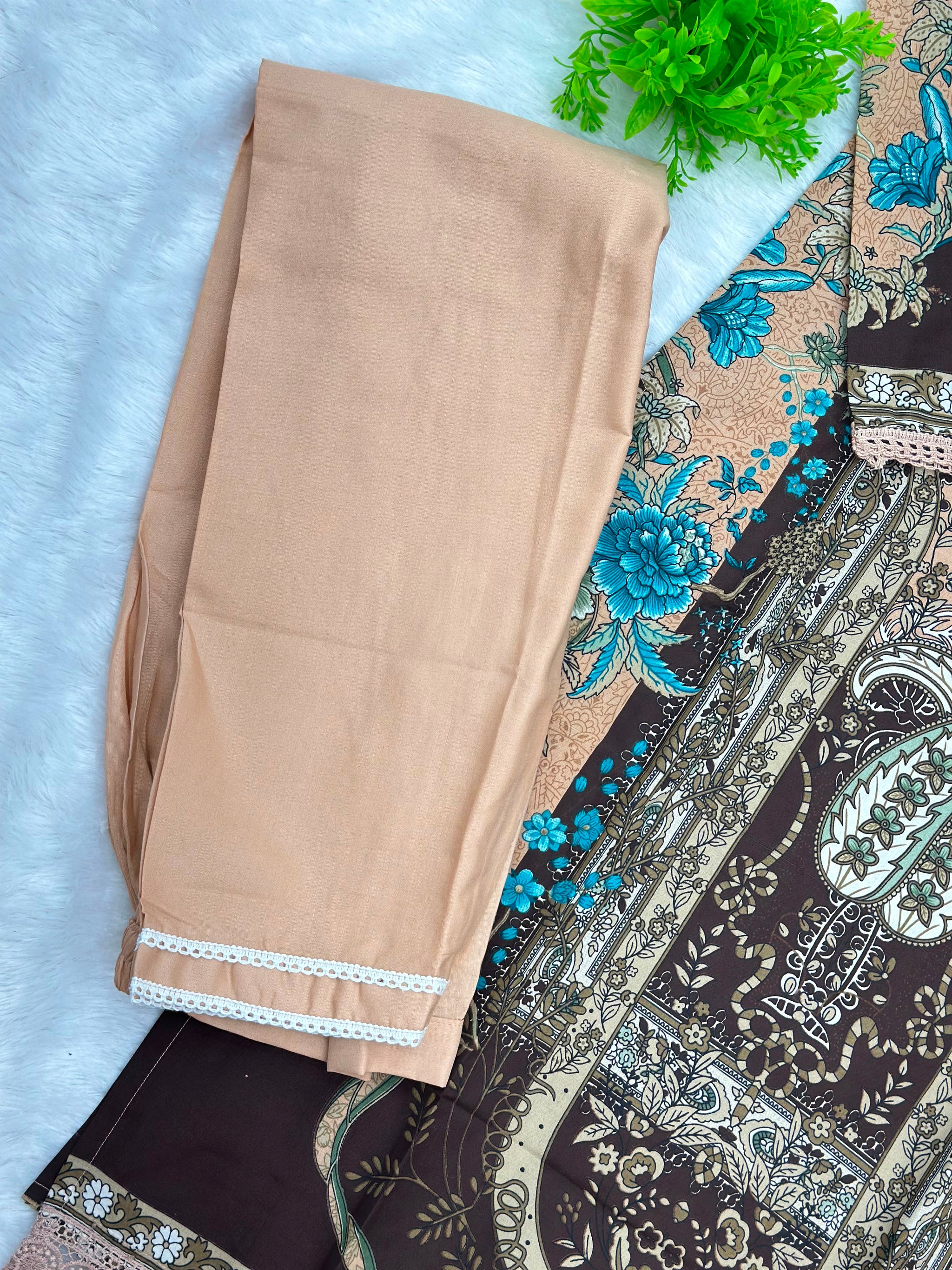 1048 Pakistani Embroidered Suit