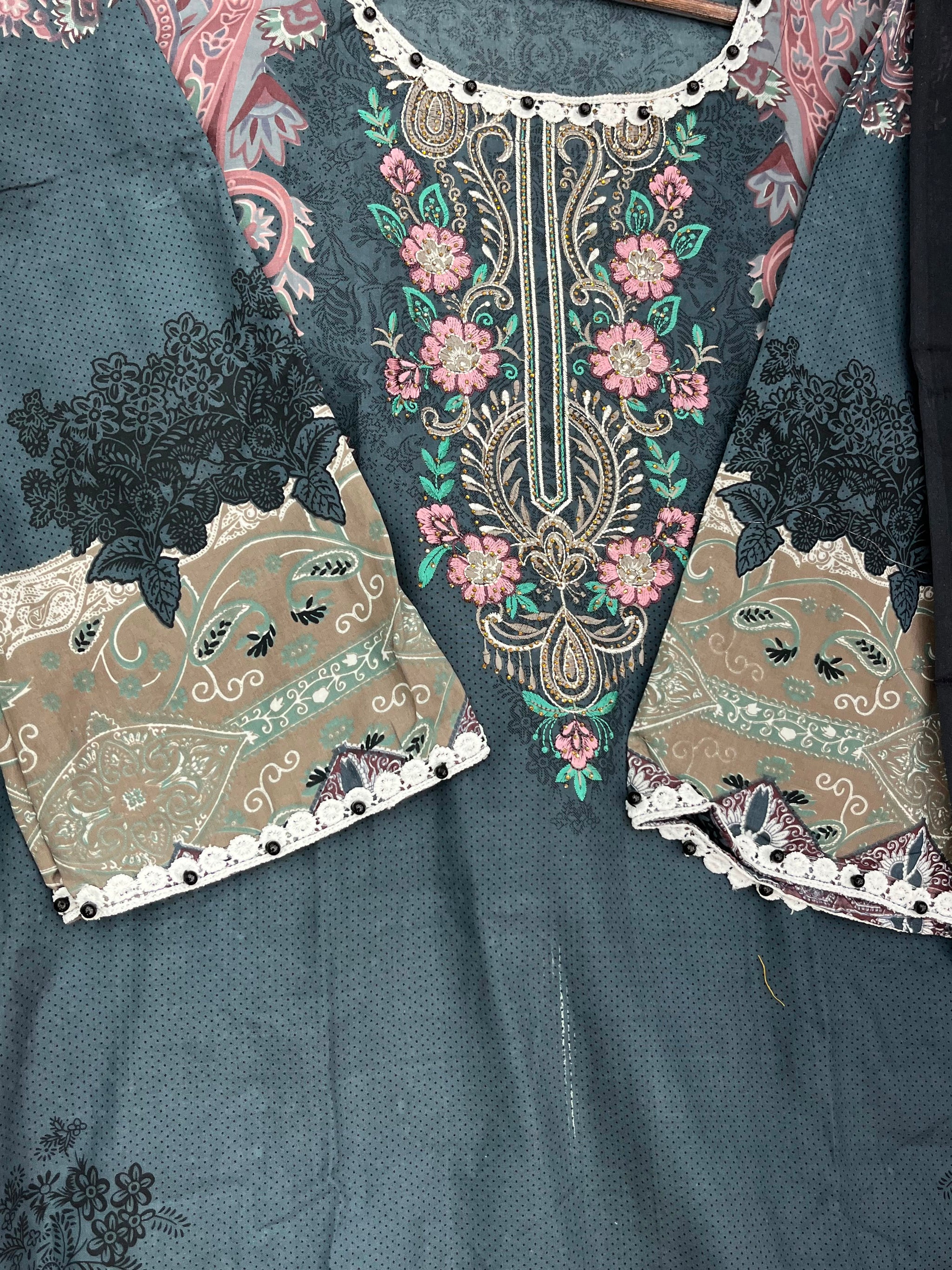 1308 Pakistani Embroidered Suit - Vandana Aarzu