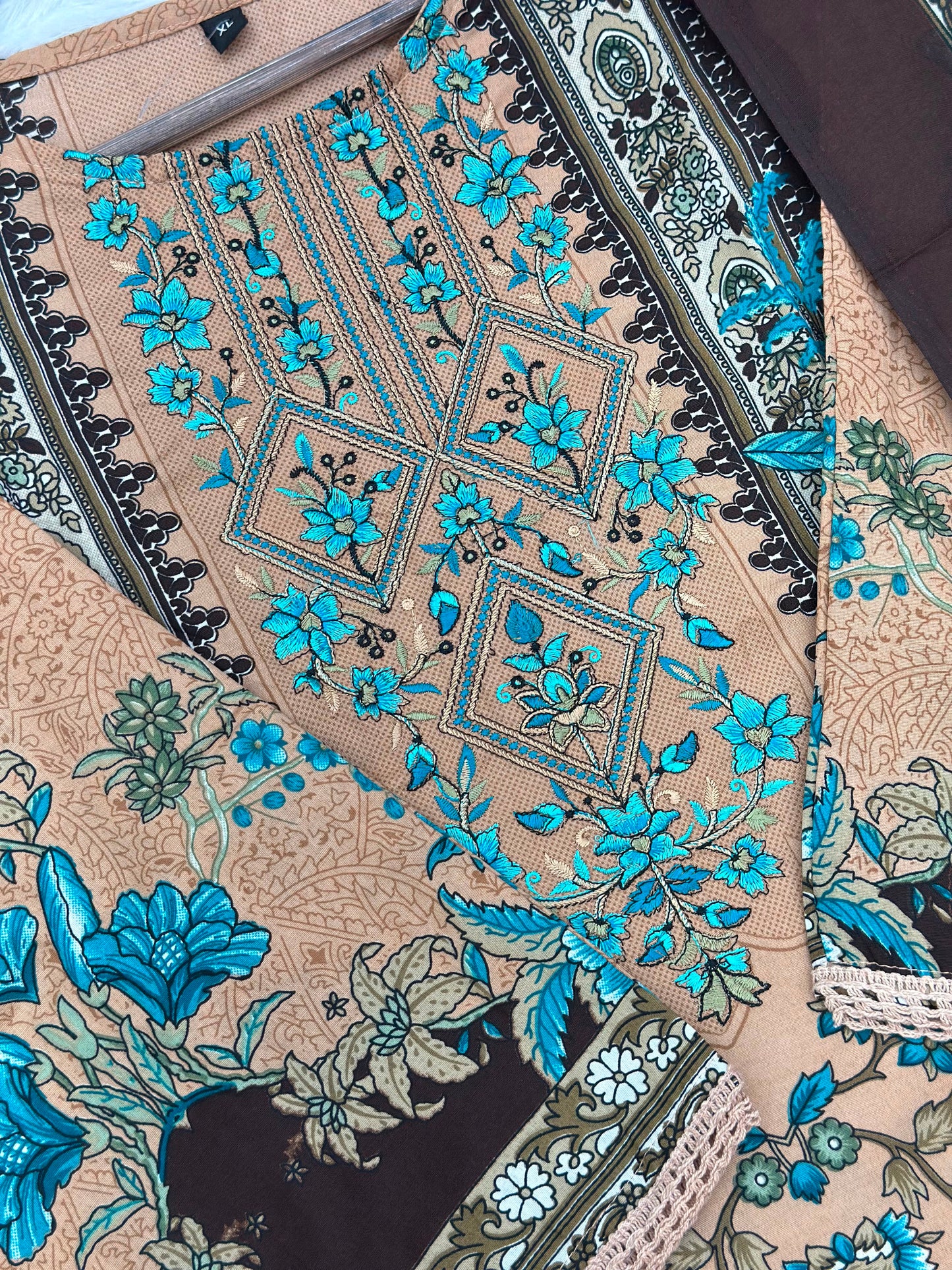 1048 Pakistani Embroidered Suit