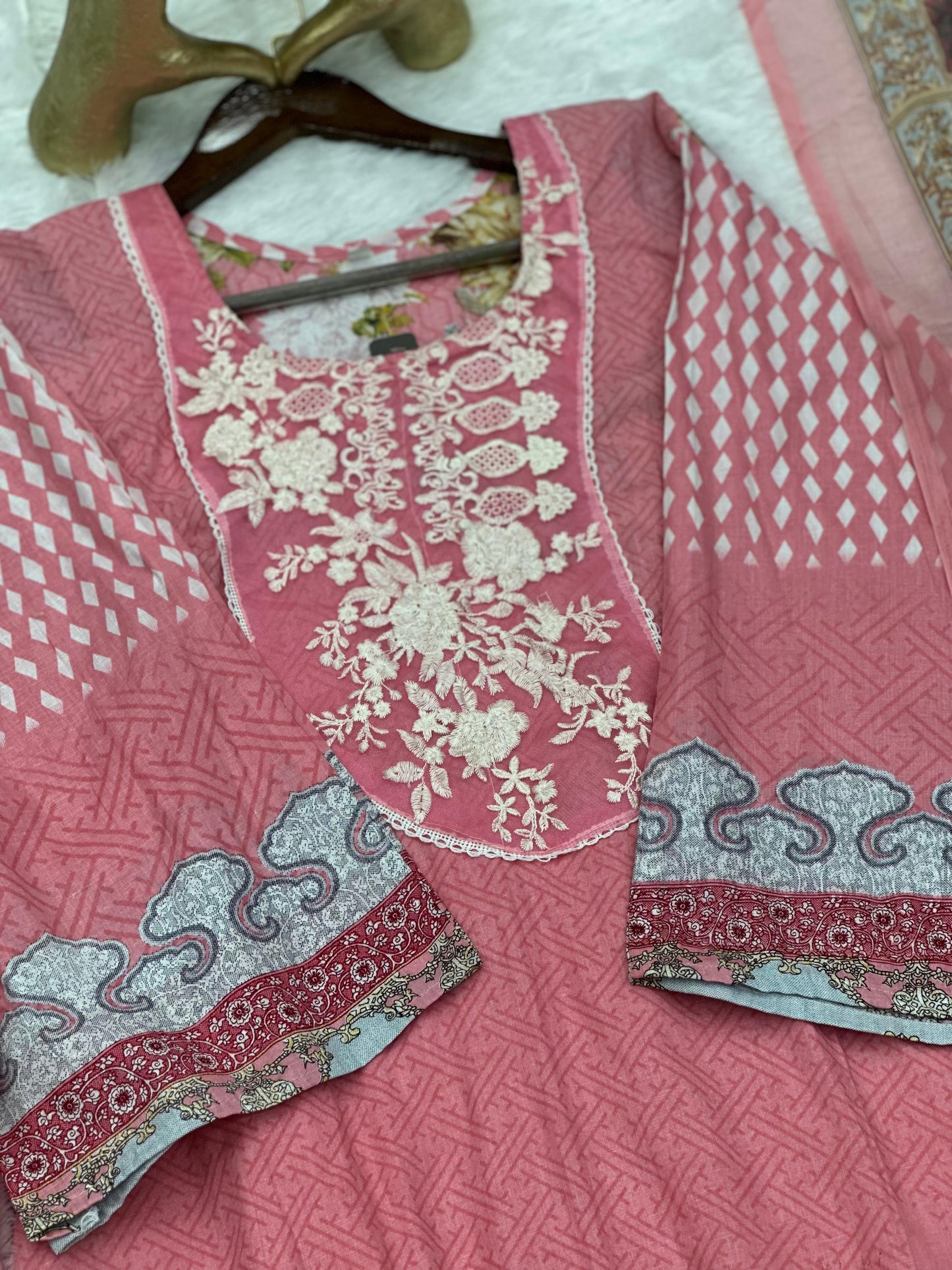 680 Pakistani Lawn Suit - Pink