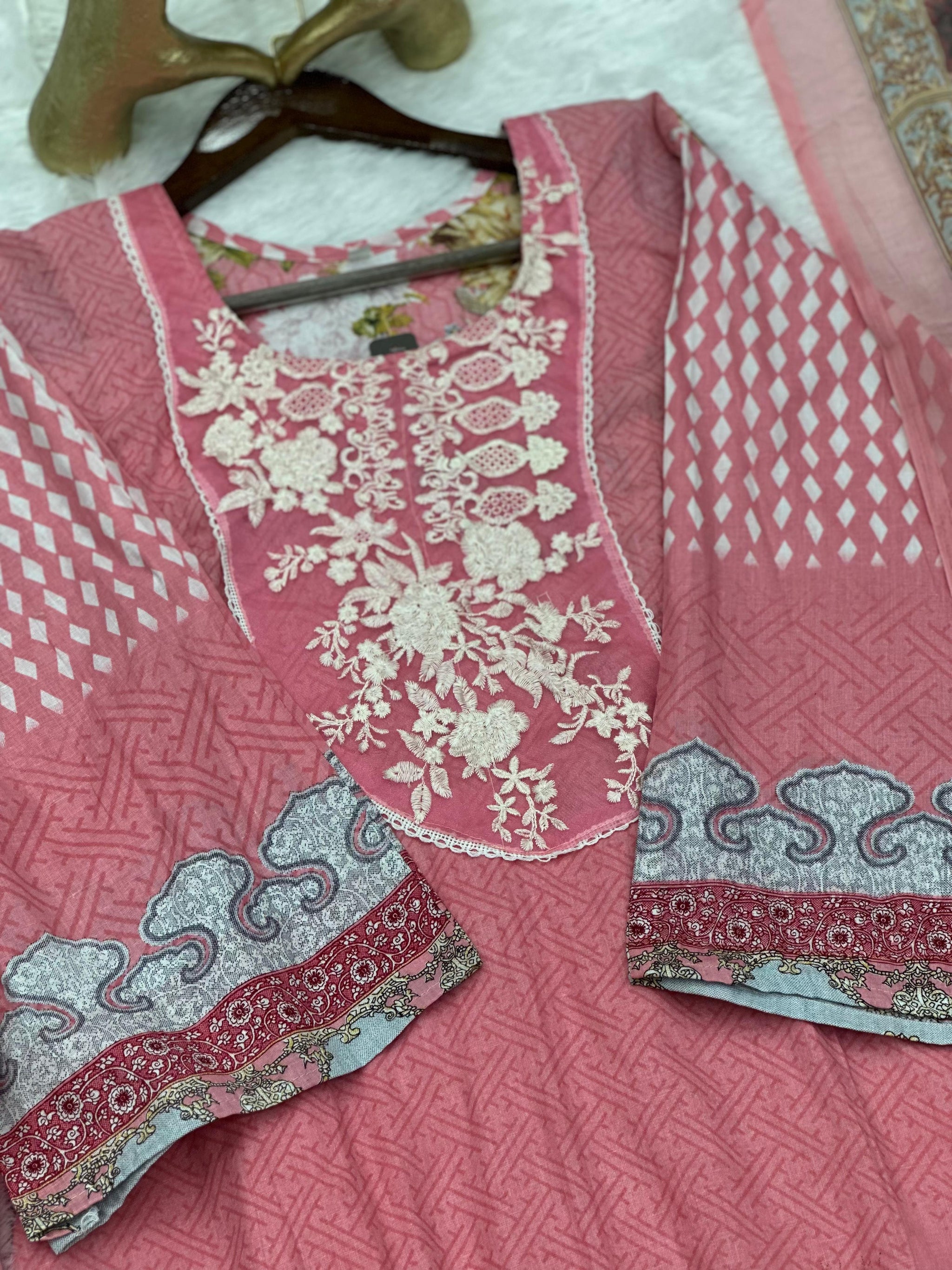 680 Pakistani Lawn Suit - Pink