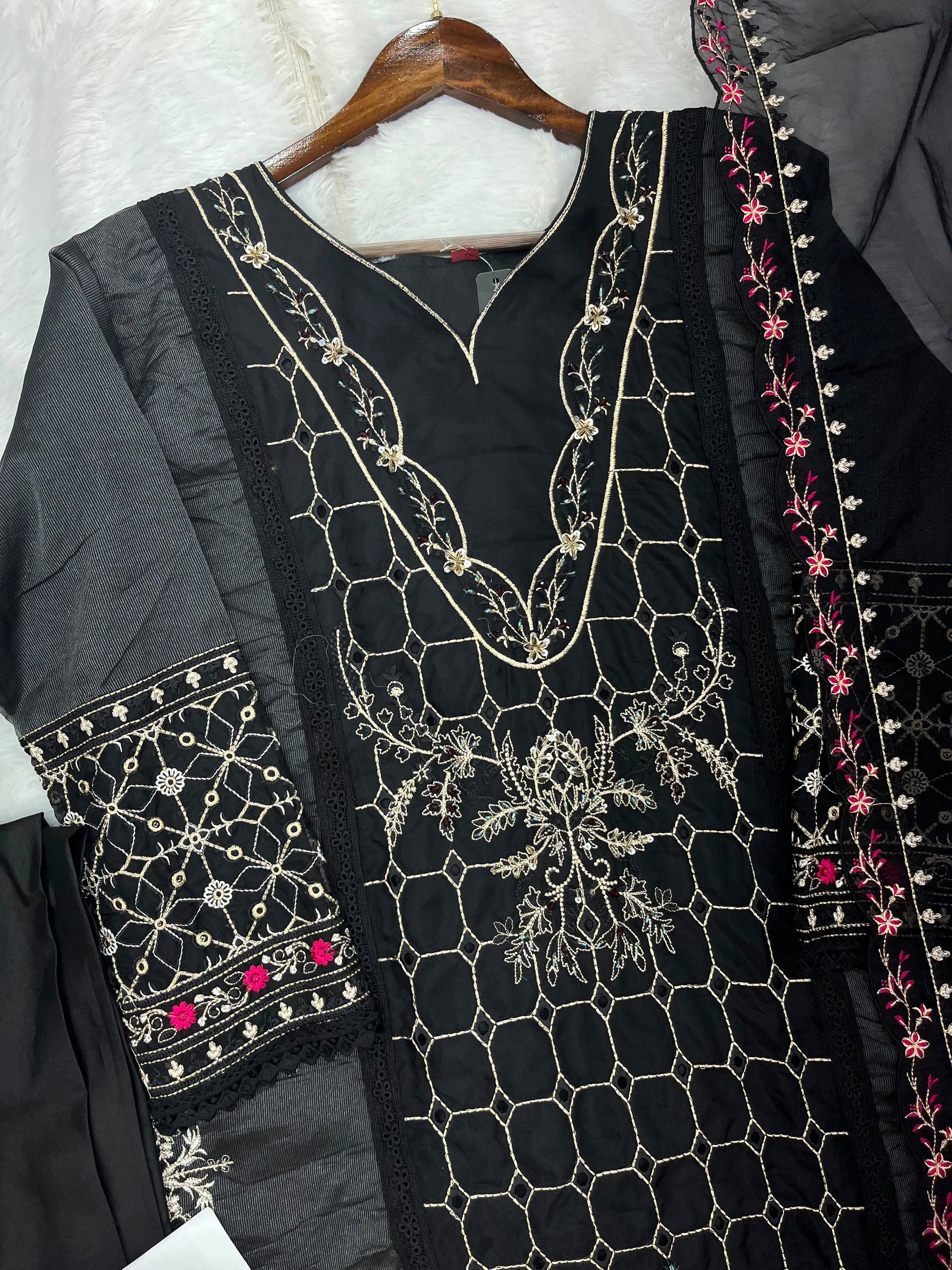 1156 Premium Pakistani Partywear - Black