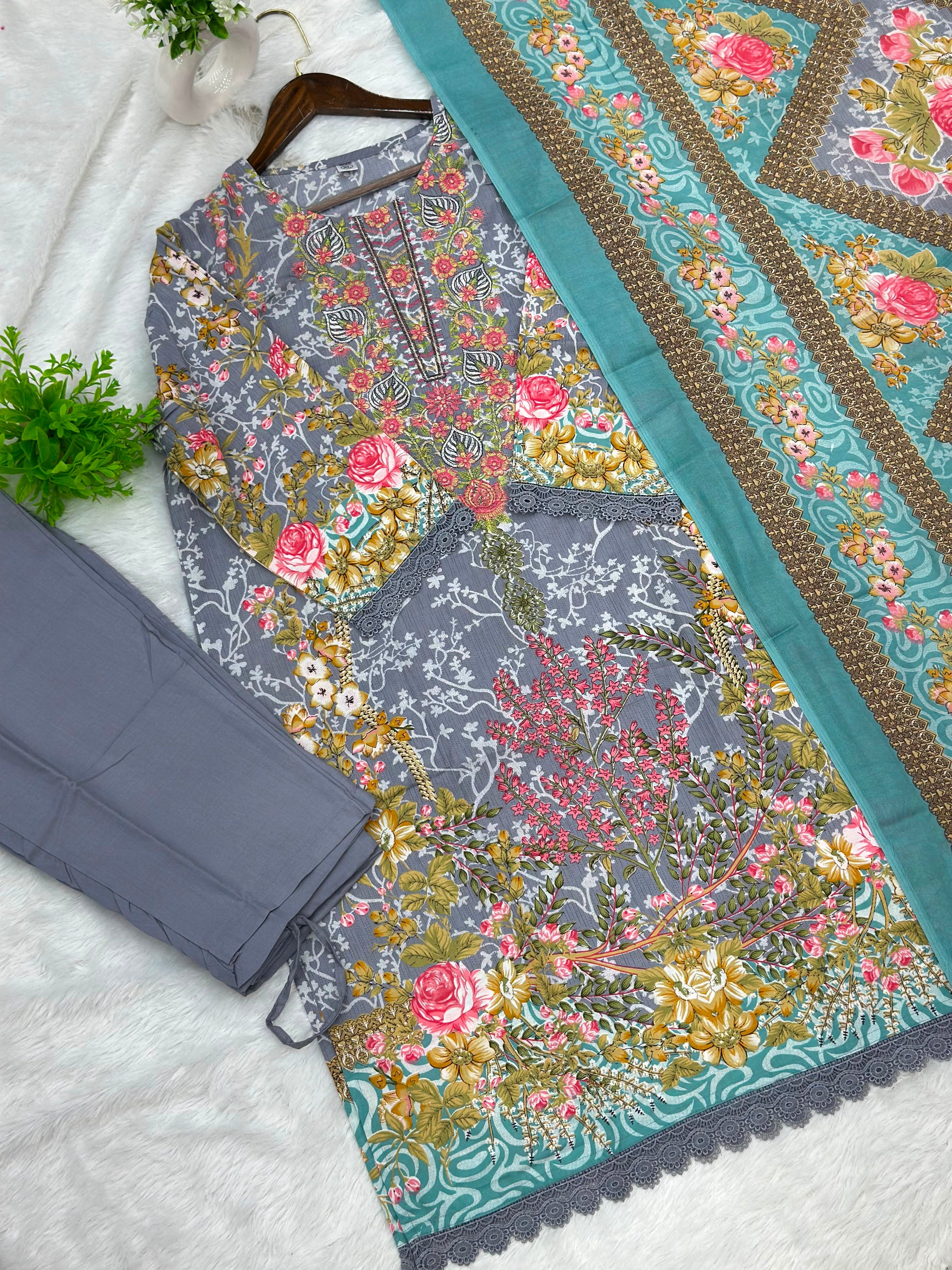 1053 Pakistani Embroidered Suit