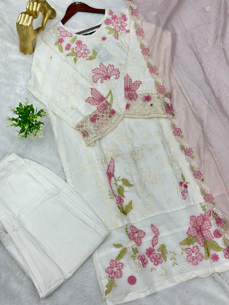 710 Pakistani Heavy Lawn Suit