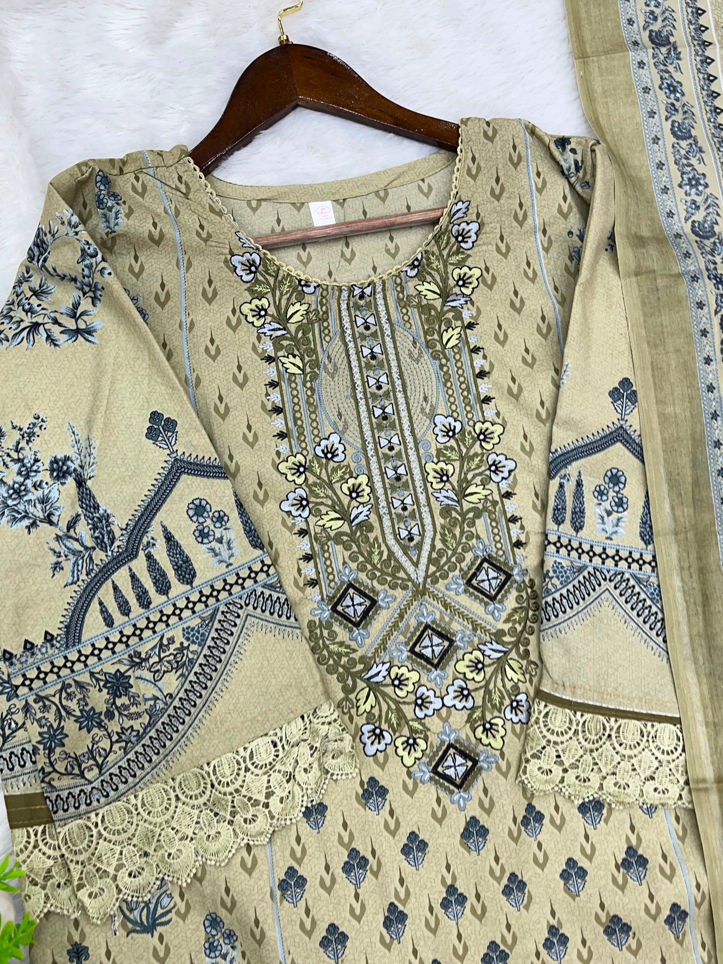 1224 Pakistani Embroidered Suit