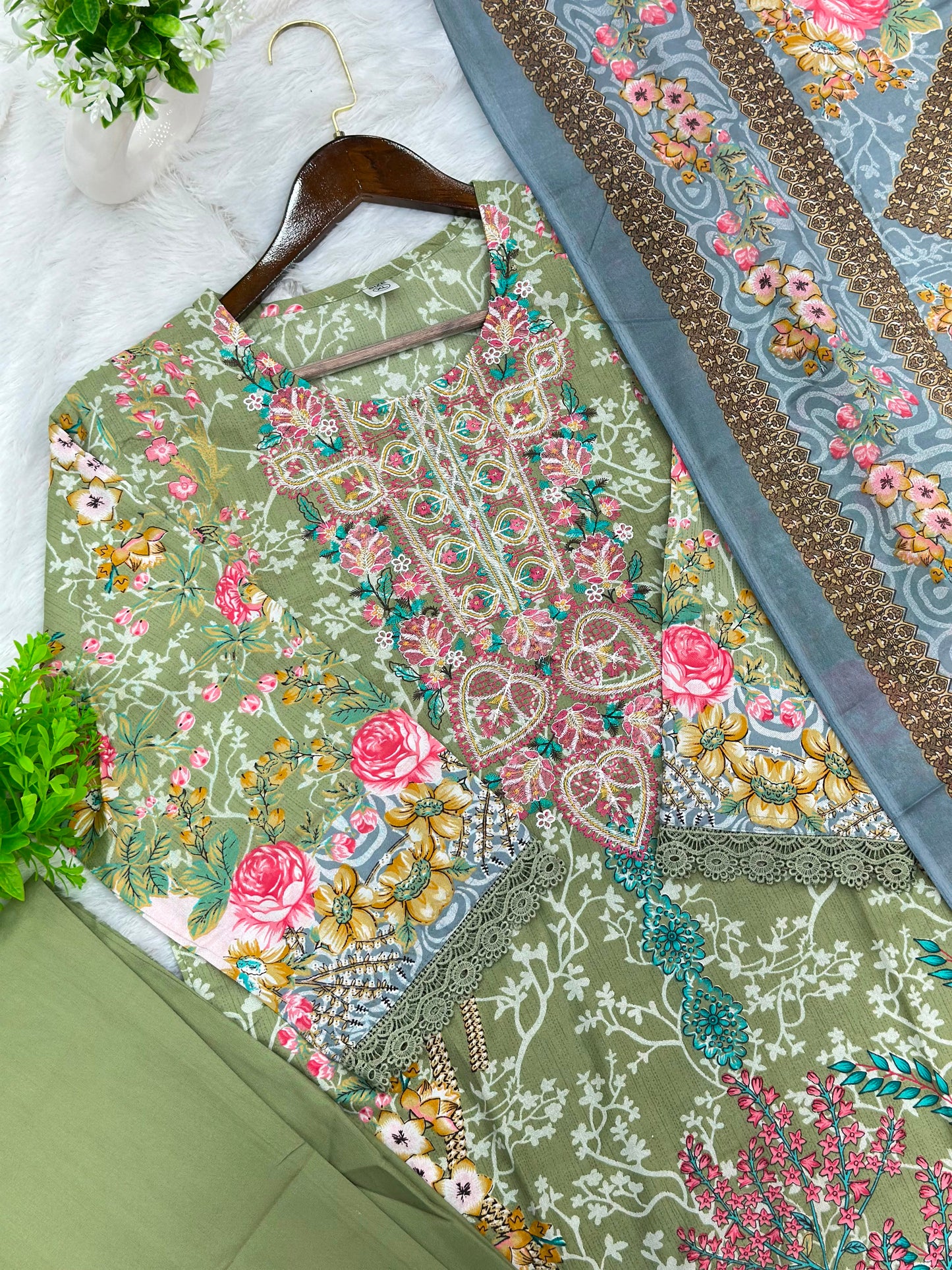 1052 Pakistani Embroidered Suit