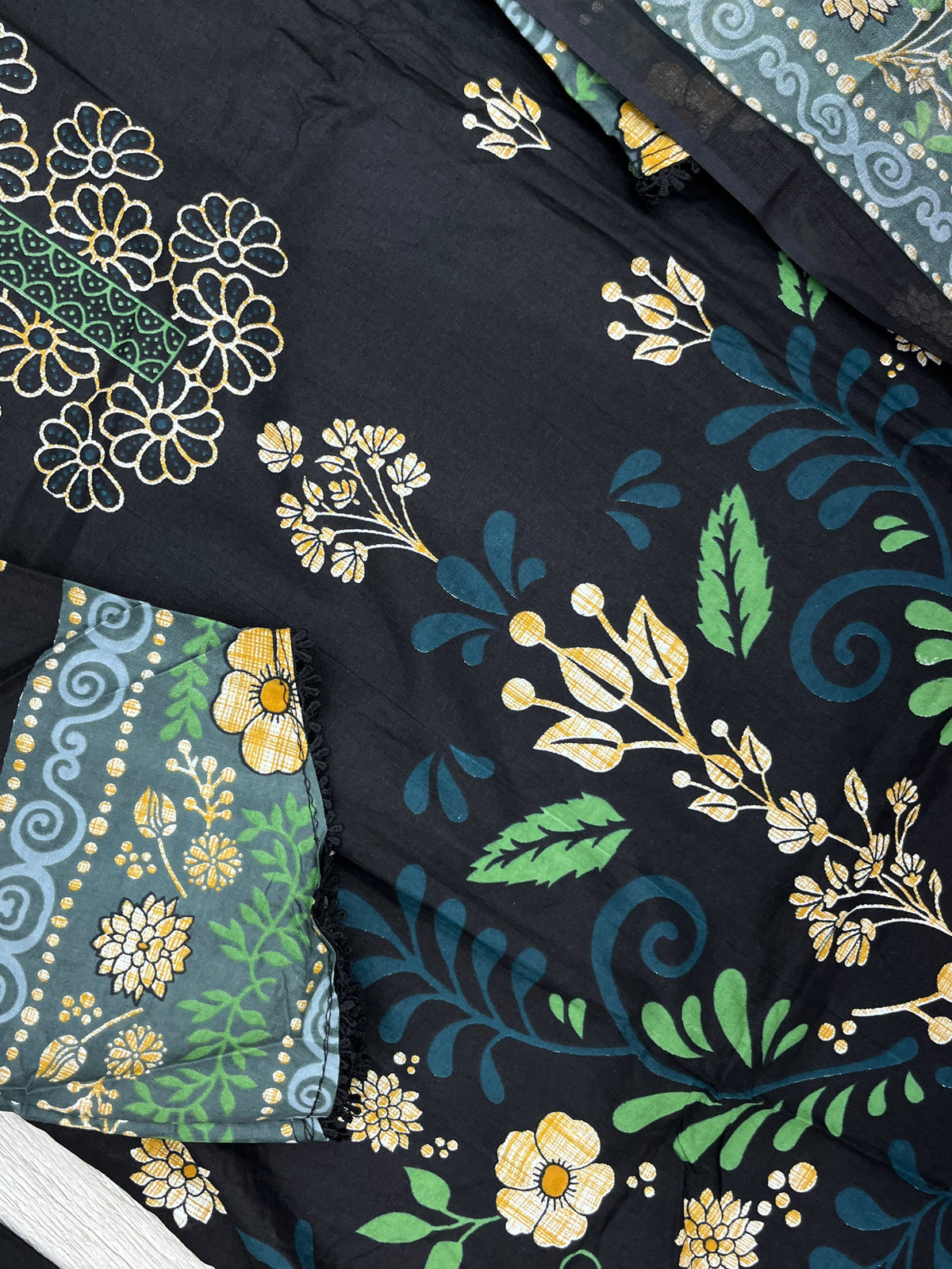 1523 Pakistani Embroidered Suit