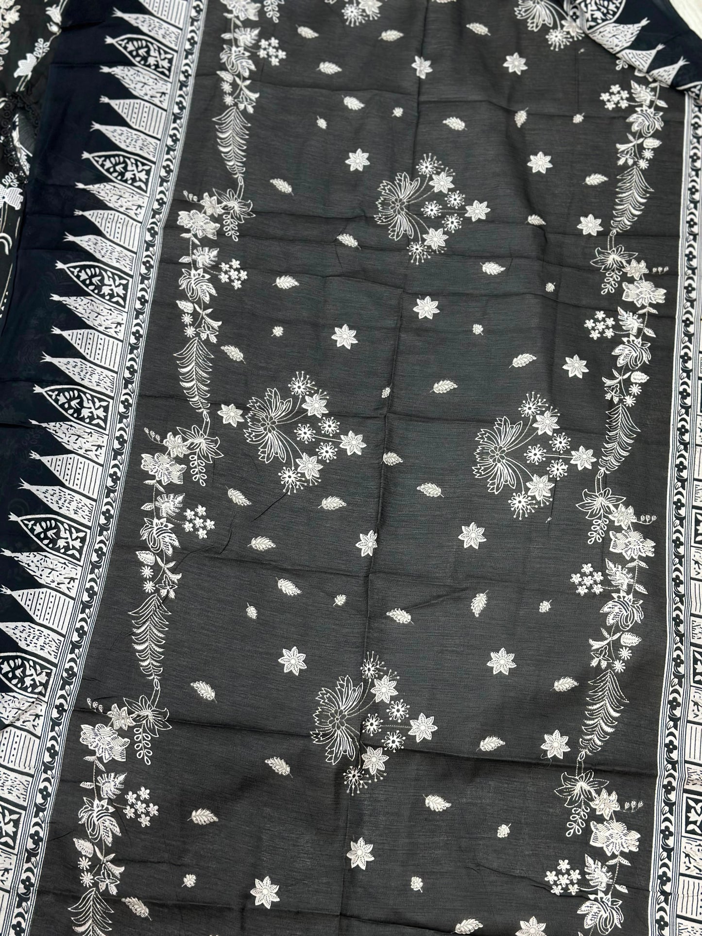 1058 Pakistani Embroidered Suit