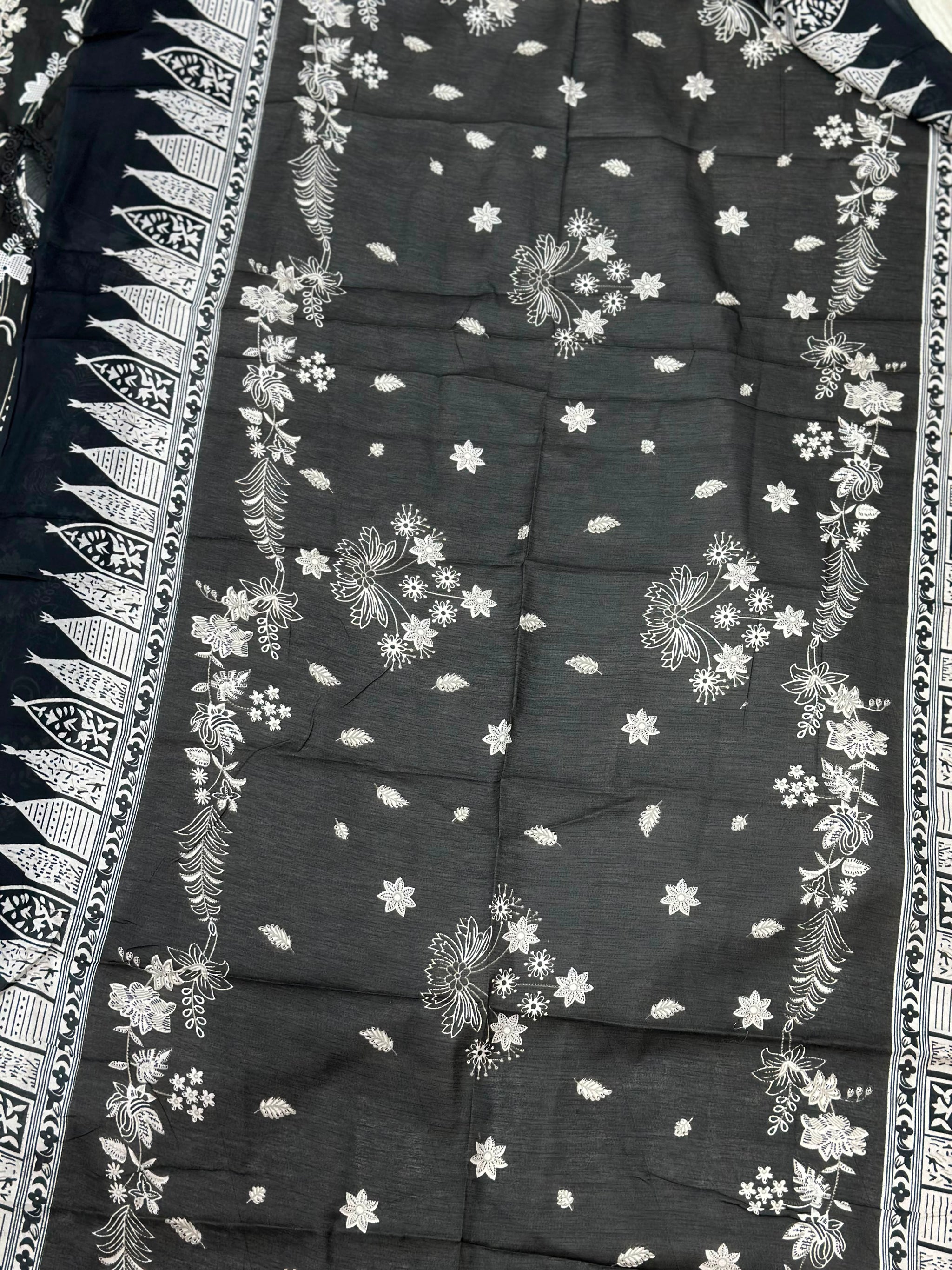 1058 Pakistani Embroidered Suit