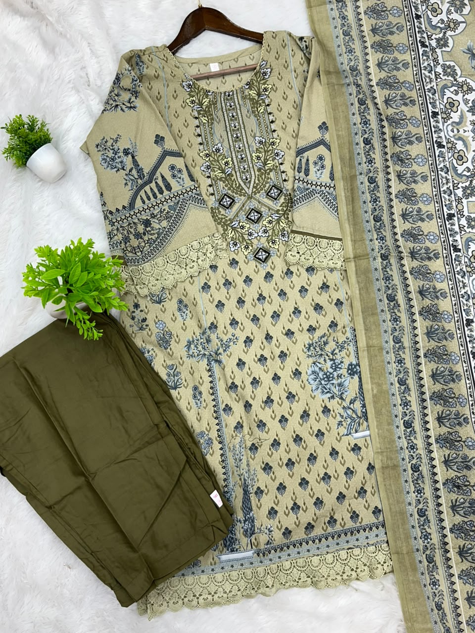 1224 Pakistani Embroidered Suit