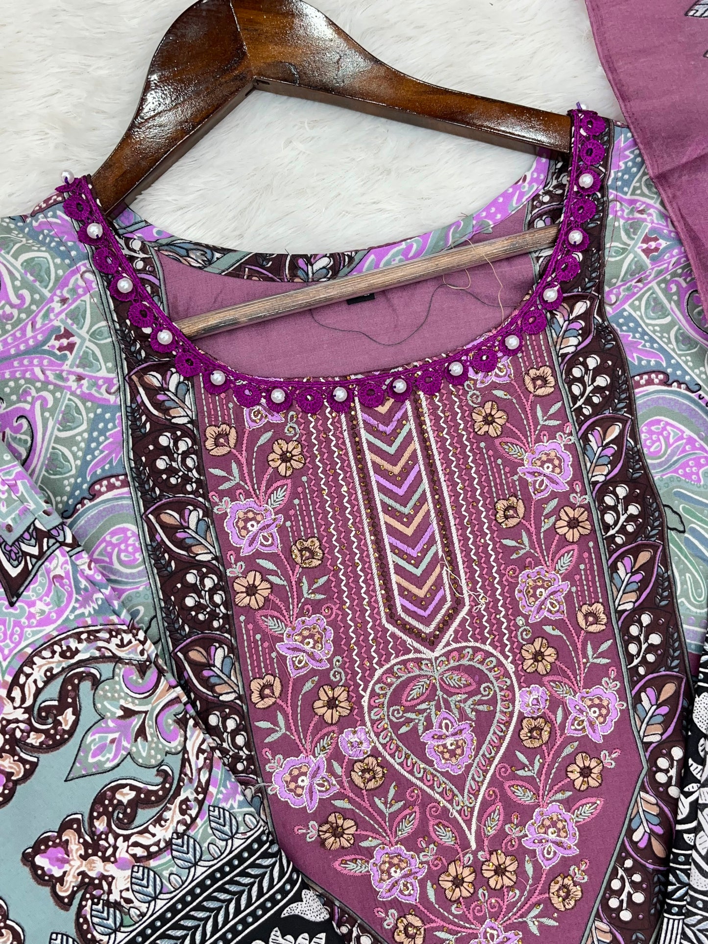 1305 Pakistani Embroidered Suit - Vandana Aarzu
