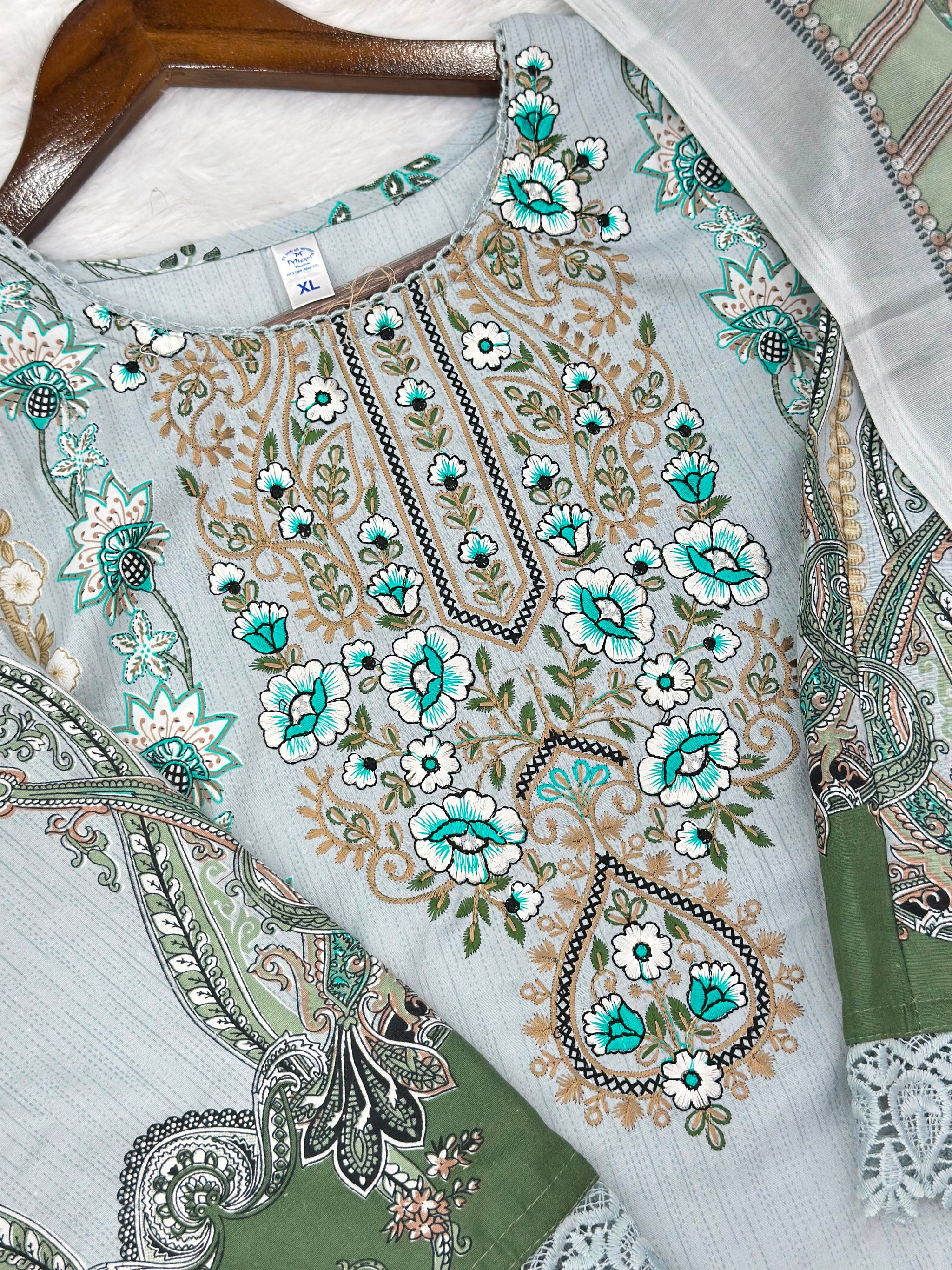 1054 Pakistani Embroidered Suit
