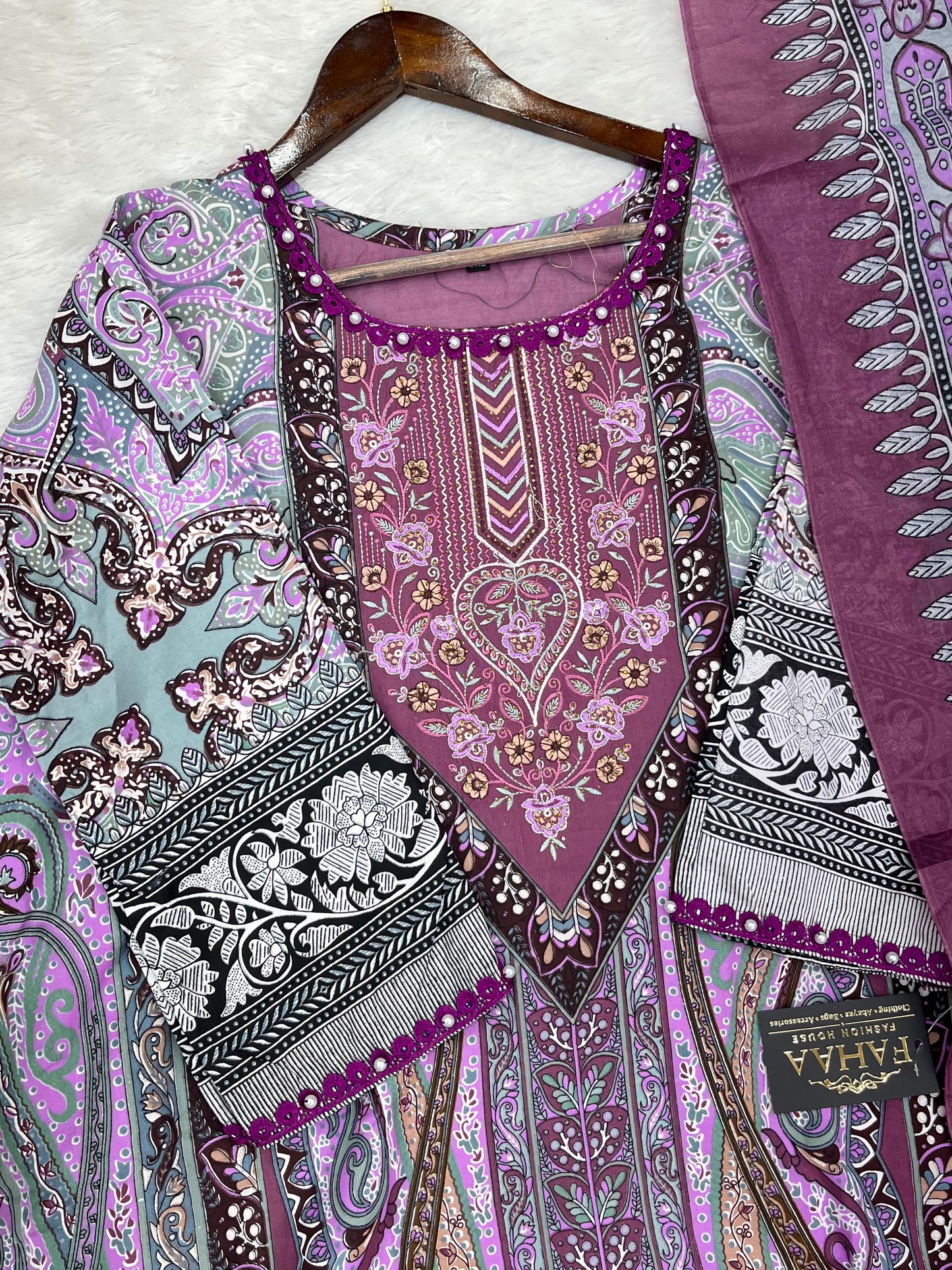 1305 Pakistani Embroidered Suit - Vandana Aarzu