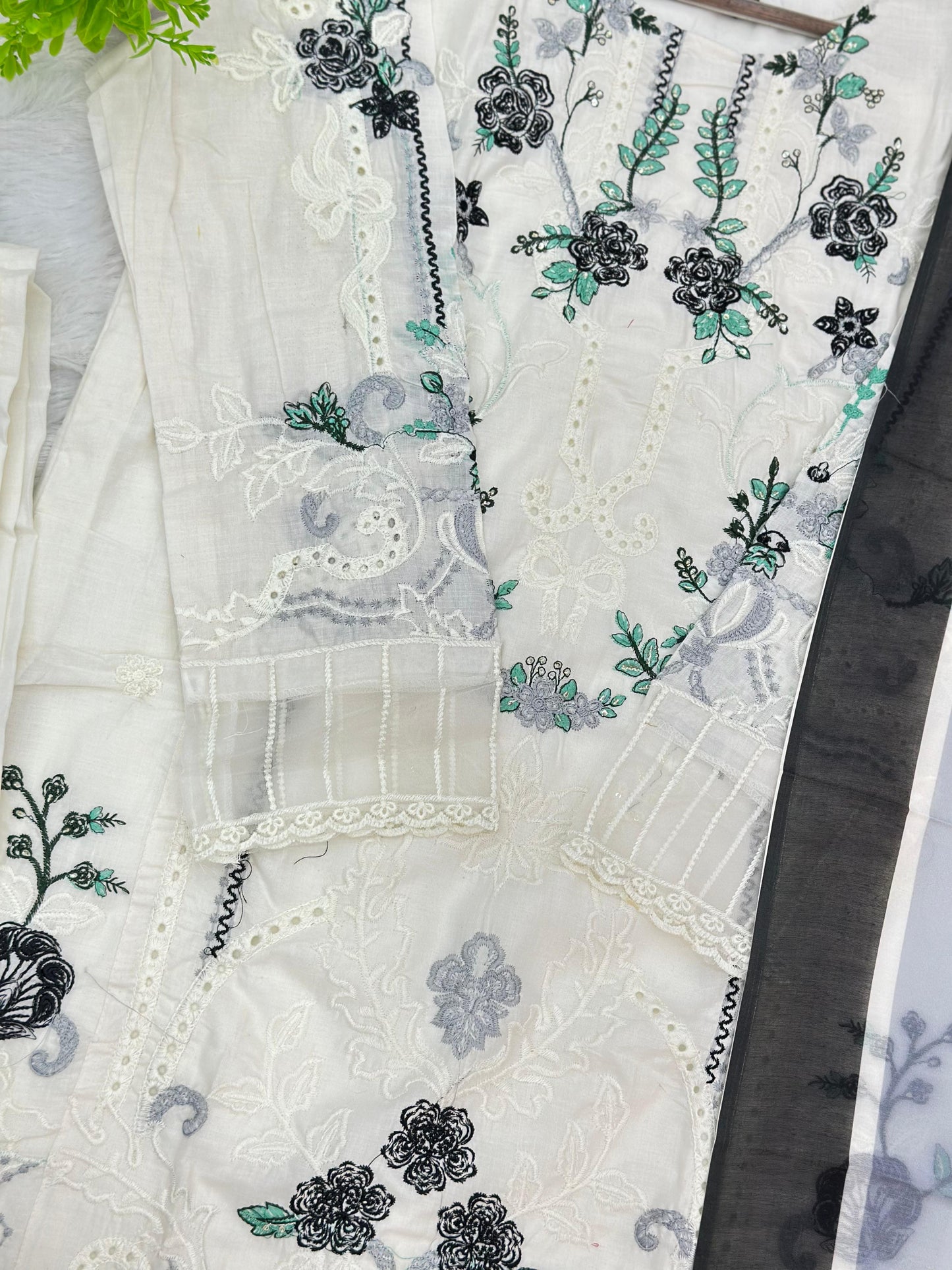 832 Pakistani Lawn Cotton Suit