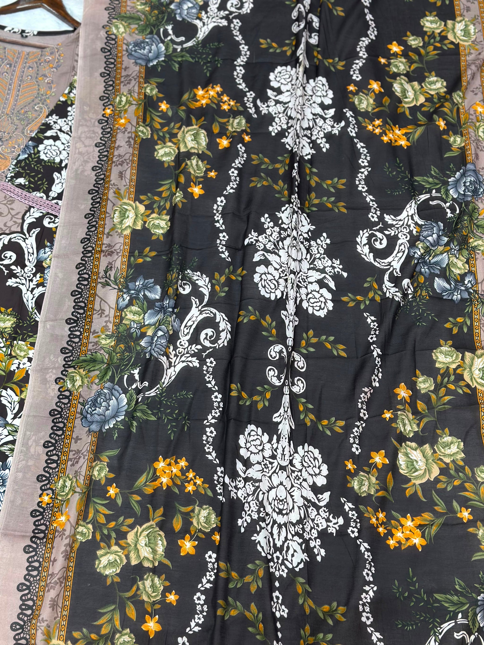 1046 Pakistani Embroidered Suit