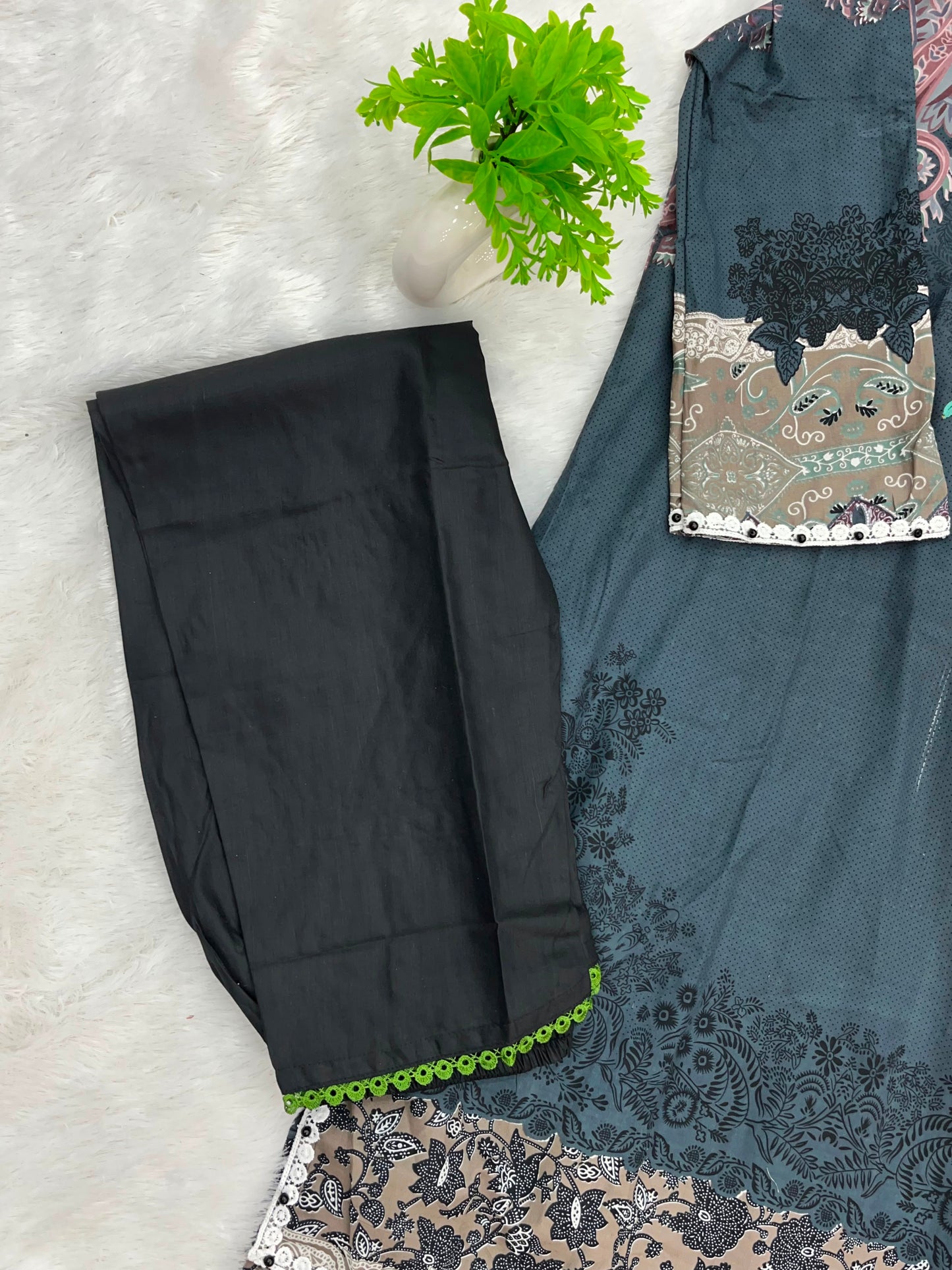 1308 Pakistani Embroidered Suit - Vandana Aarzu