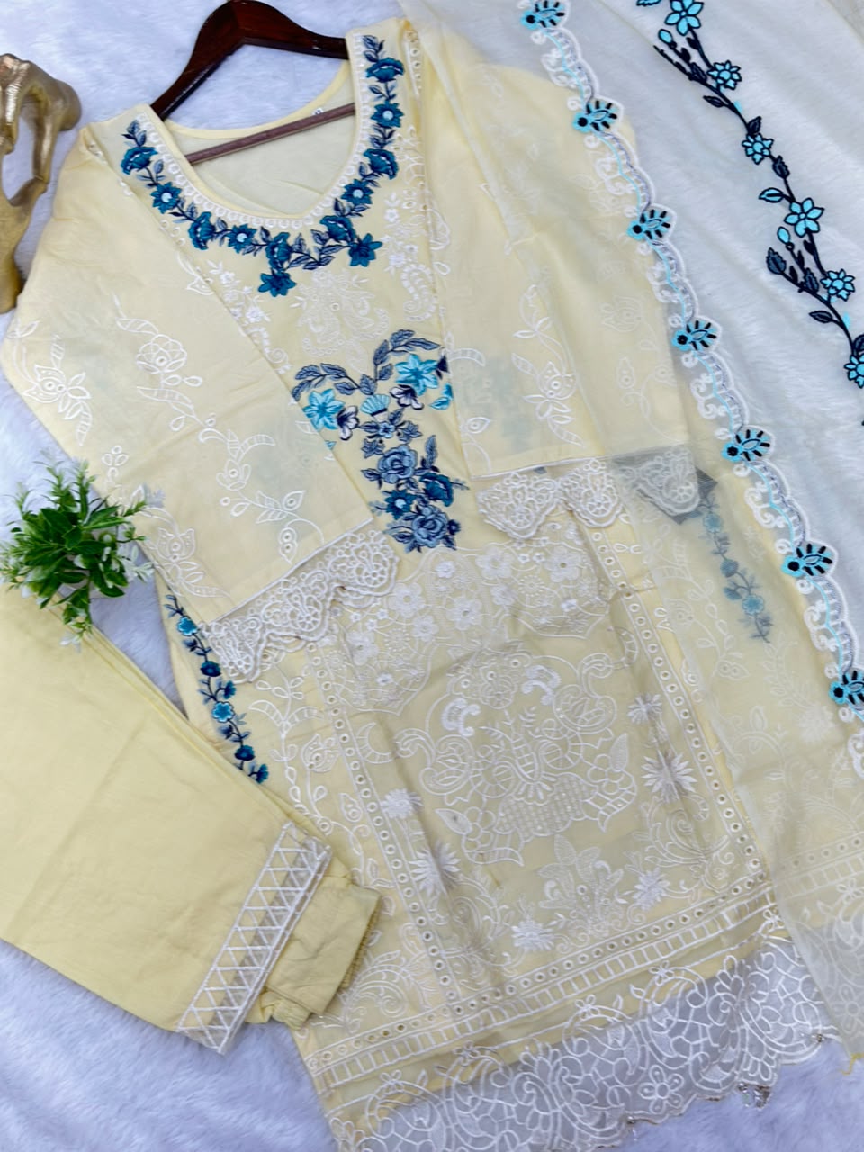 718 Pakistani Heavy Lawn Suit