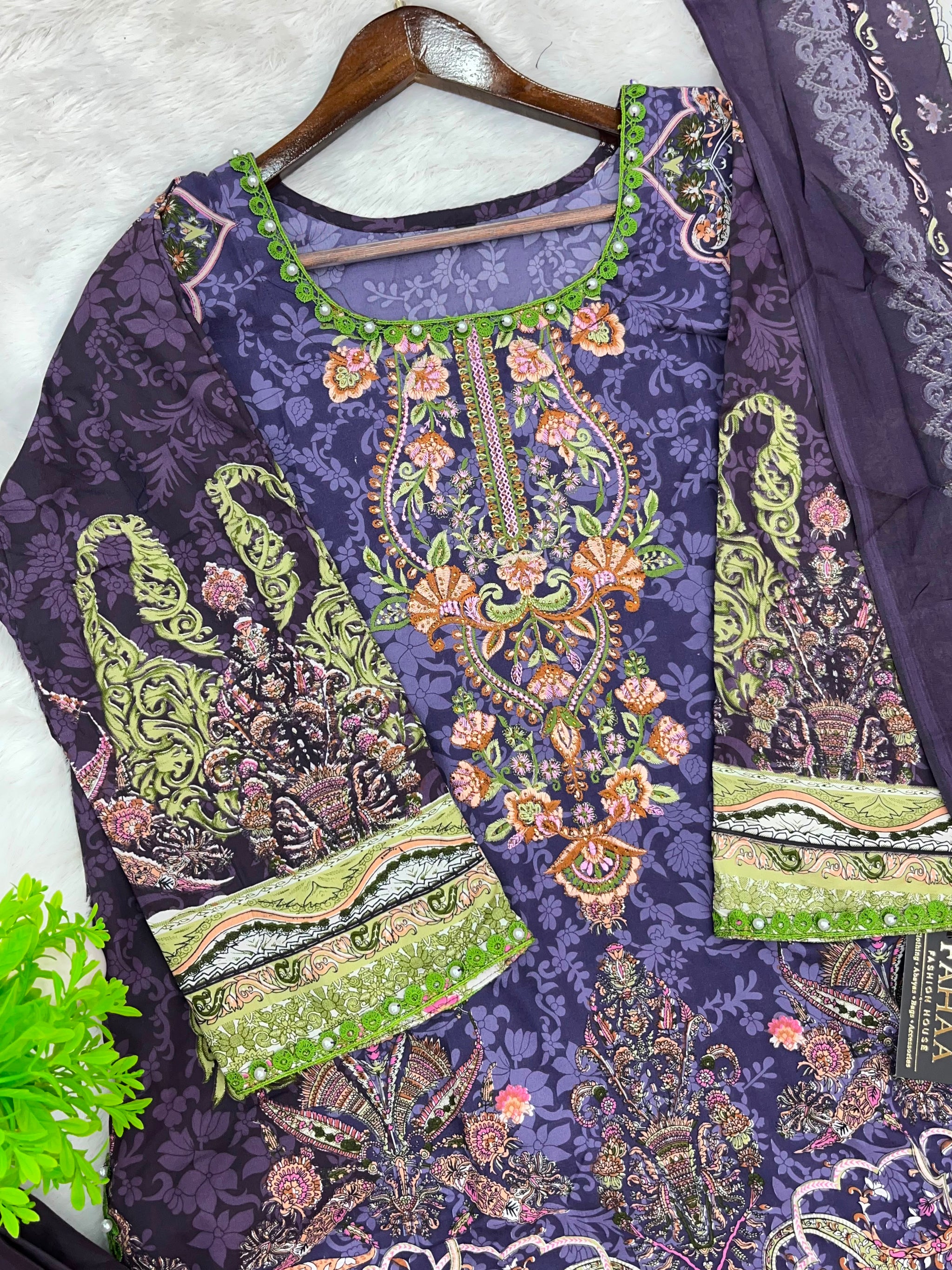 1303 Pakistani Embroidered Suit - Vandana Aarzu