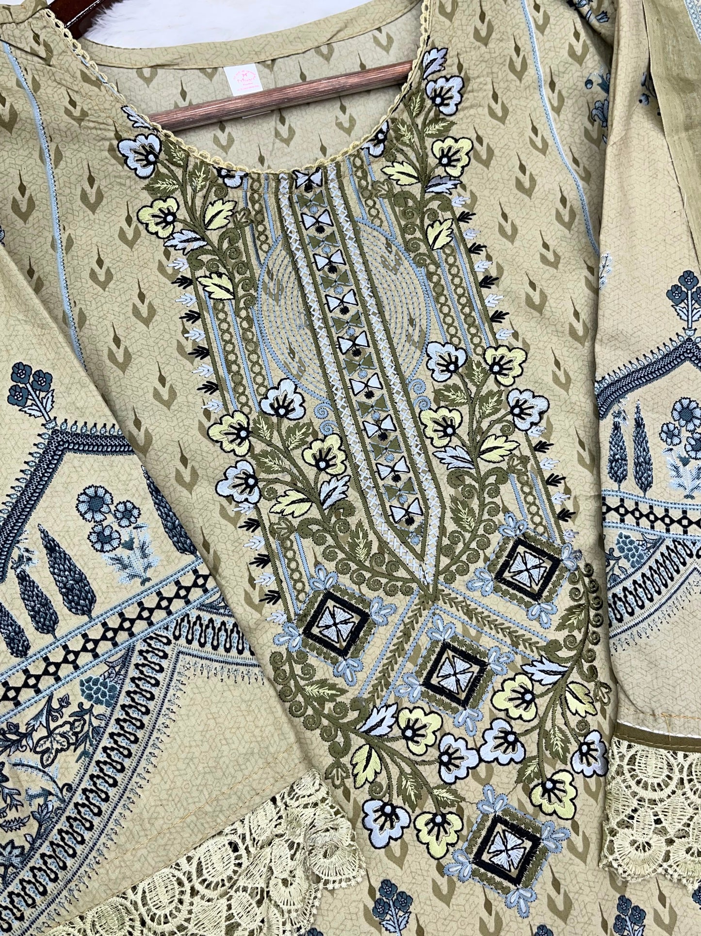 1224 Pakistani Embroidered Suit