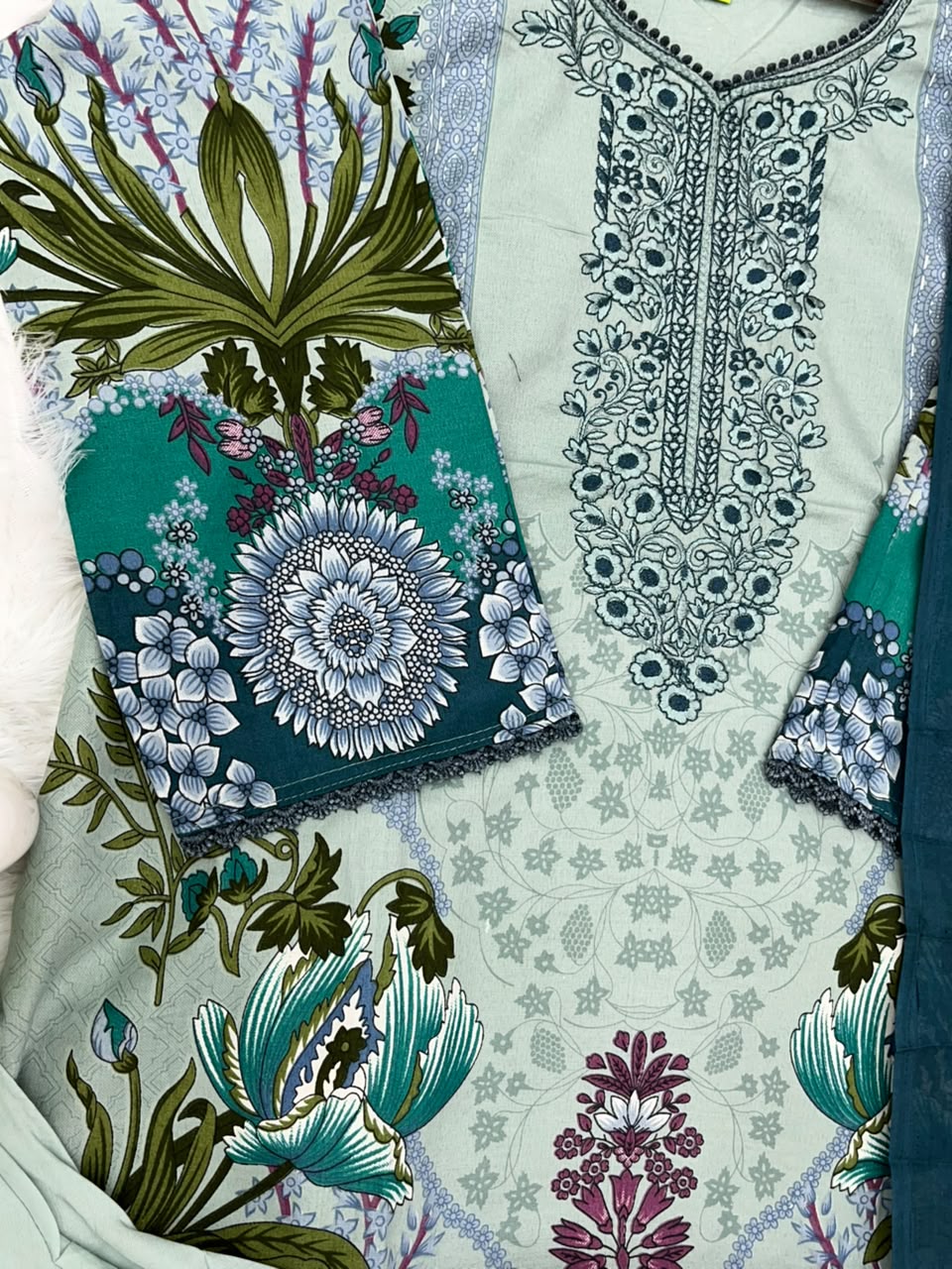 1257 Pakistani Embroidered Suit