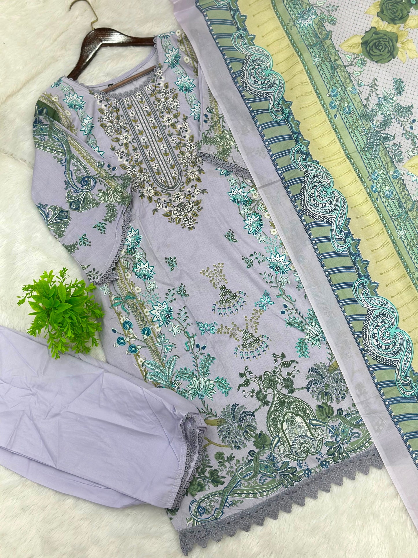 1060 Pakistani Embroidered Suit