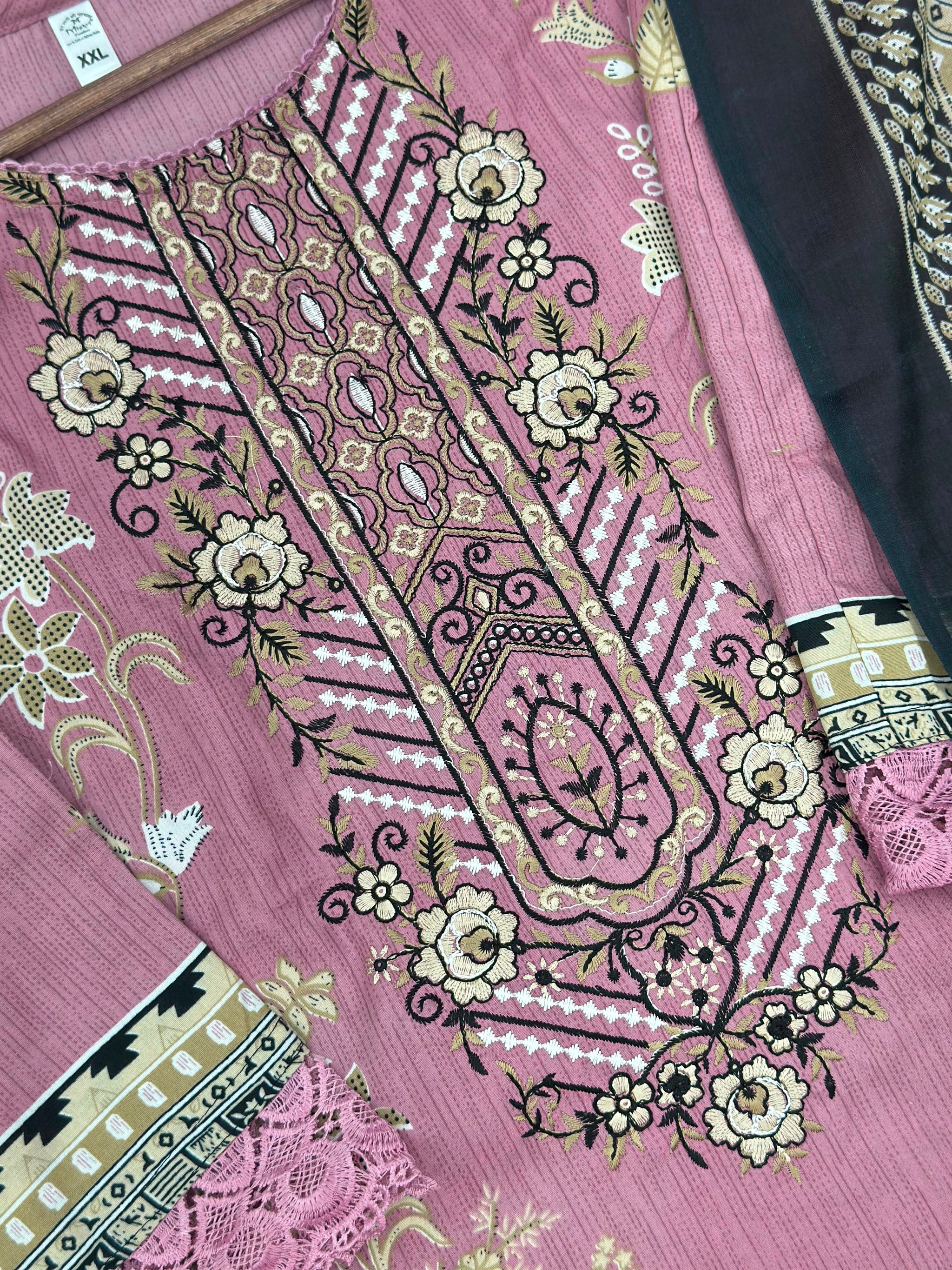 1055 Pakistani Embroidered Suit