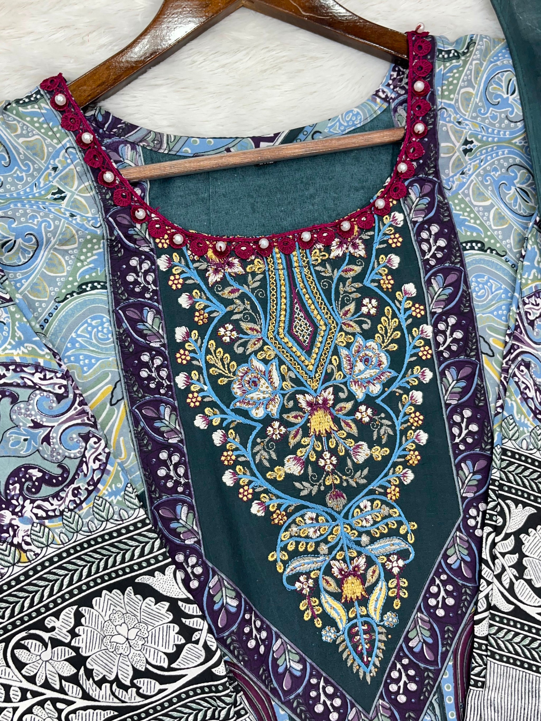 1306 Pakistani Embroidered Suit - Vandana Aarzu