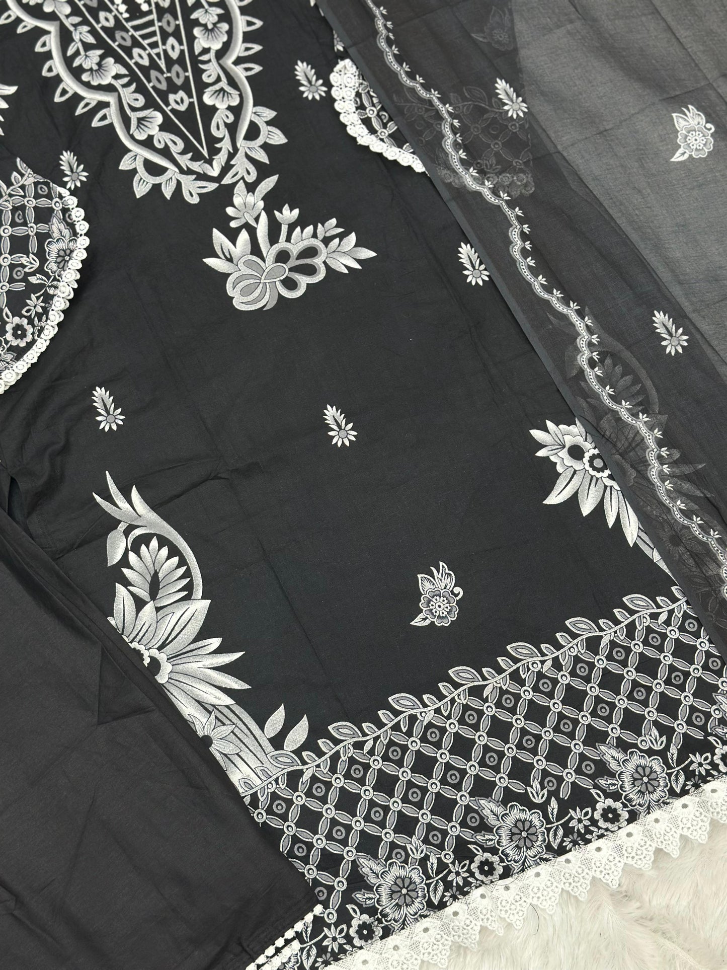 1076 Pakistani Printed Suit