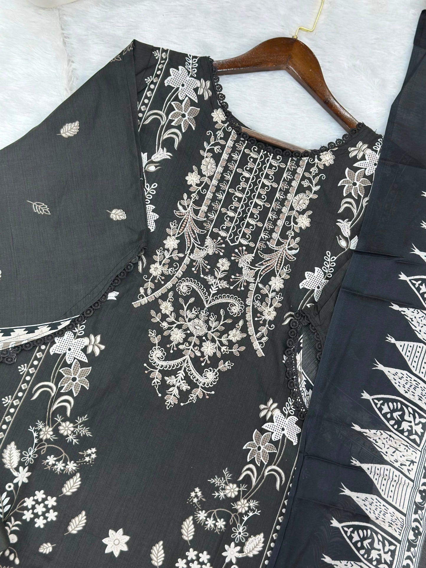 1058 Pakistani Embroidered Suit
