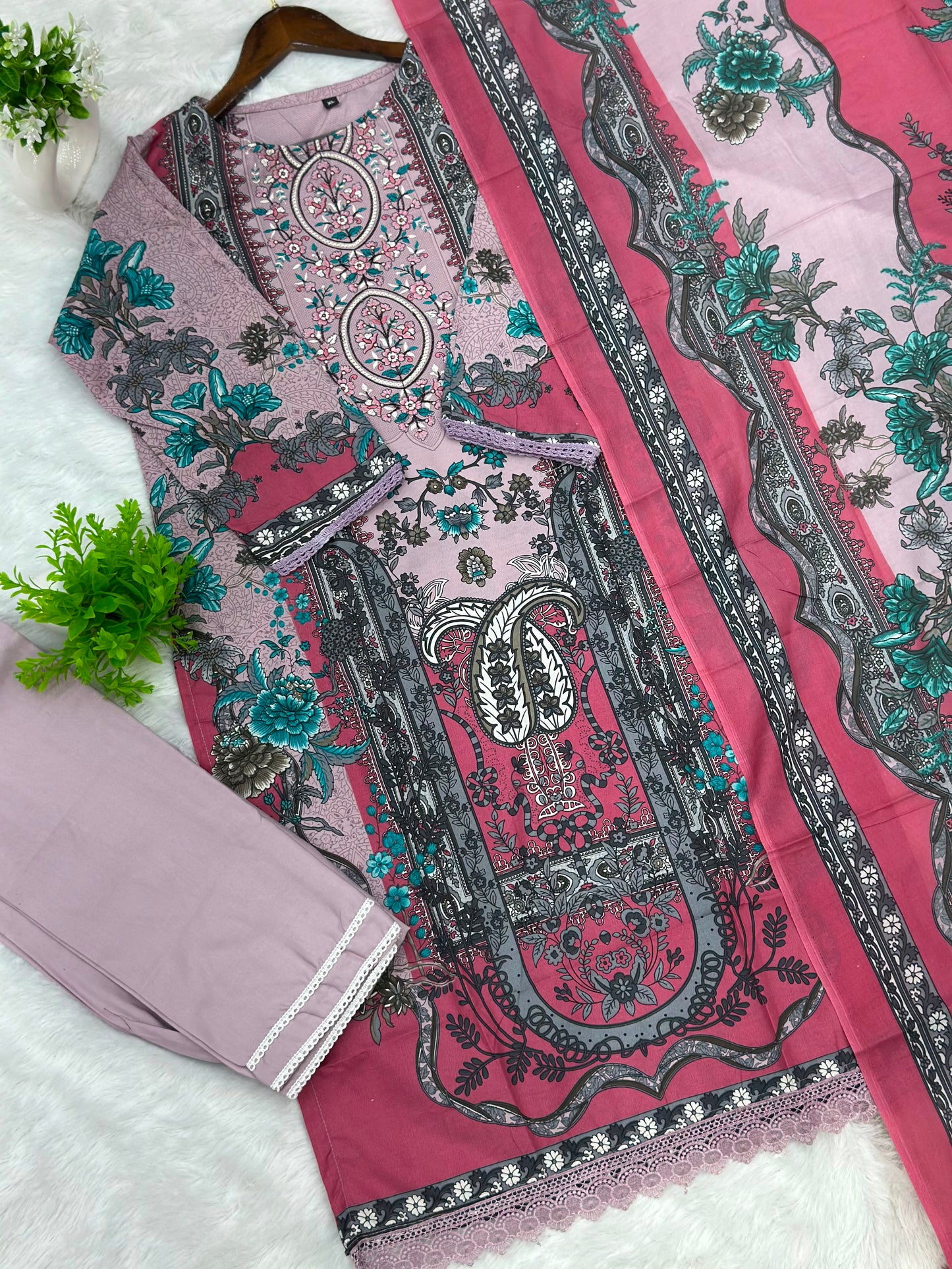 1049 Pakistani Embroidered Suit