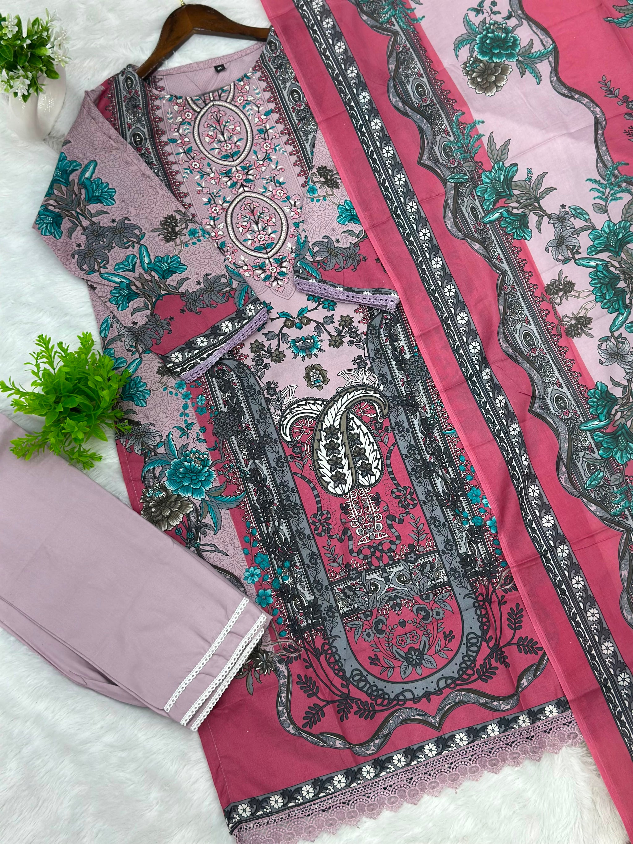 1049 Pakistani Embroidered Suit