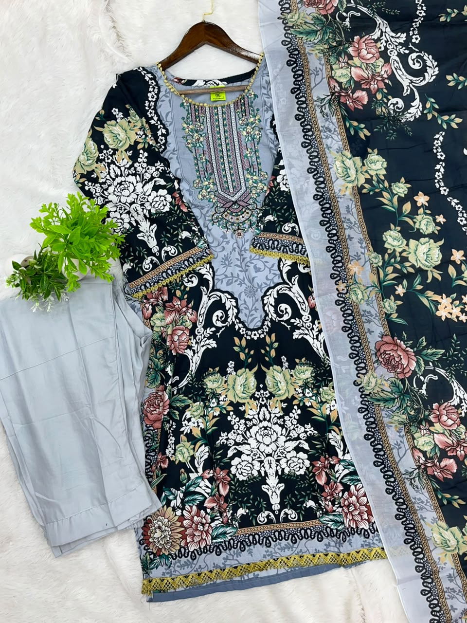 1253 Pakistani Embroidered Suit
