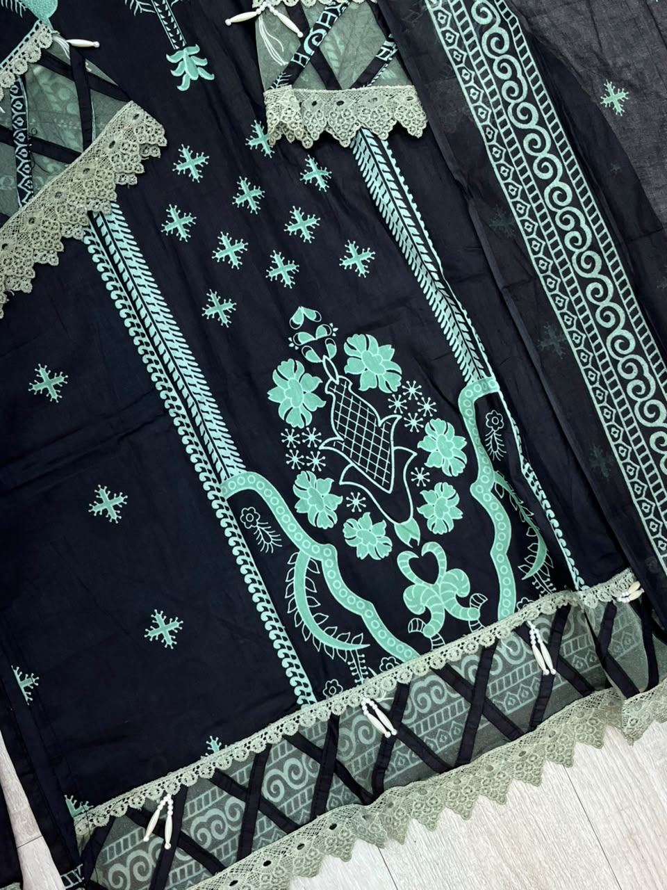 1501 Pakistani Embroidered Suit