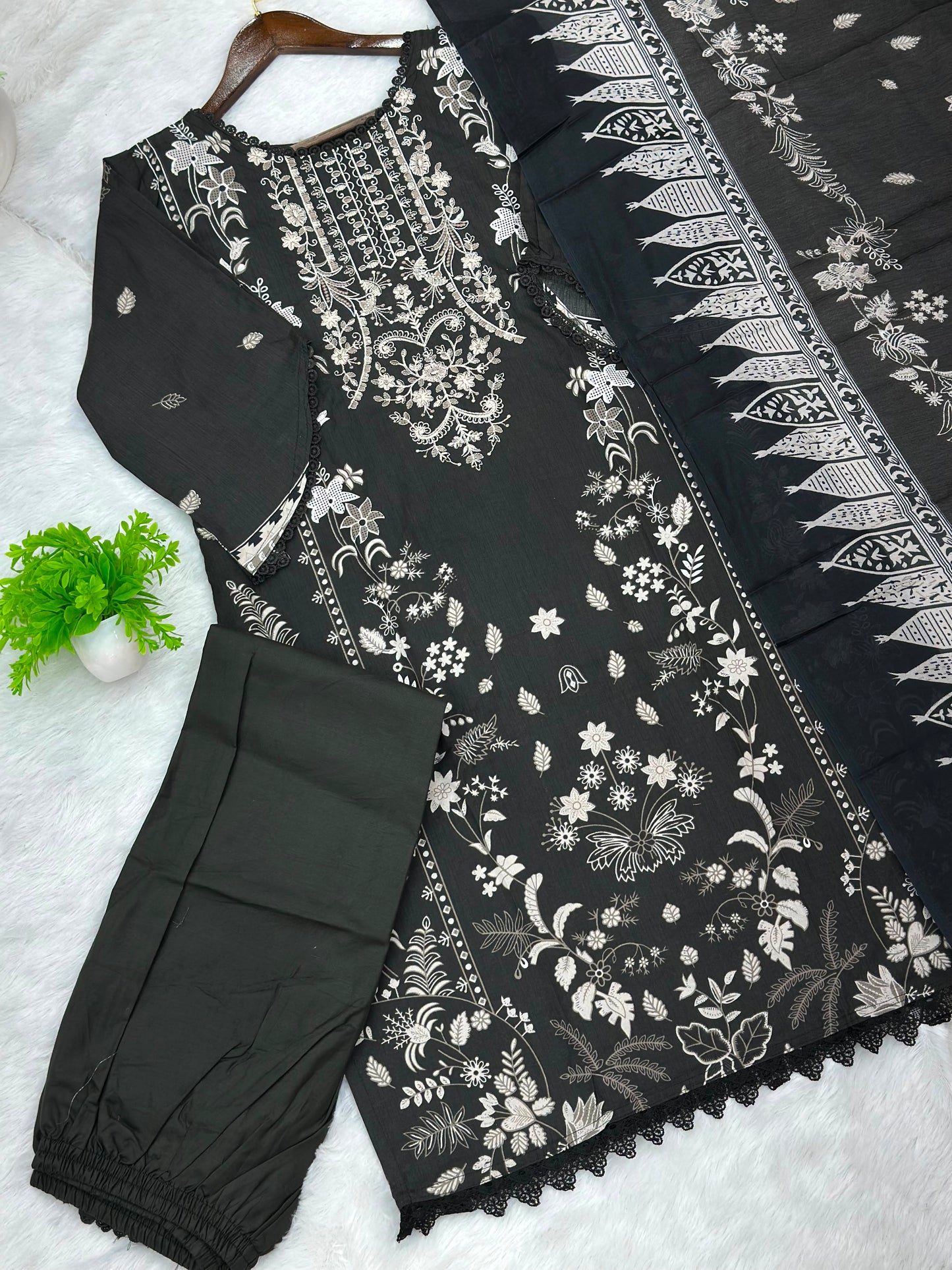 1058 Pakistani Embroidered Suit