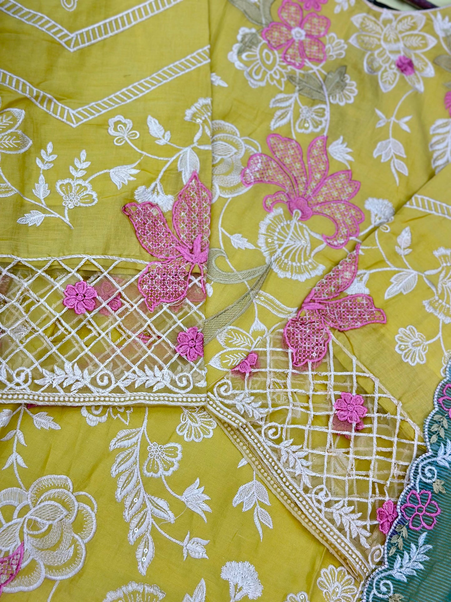 712 Pakistani Heavy Lawn Suit