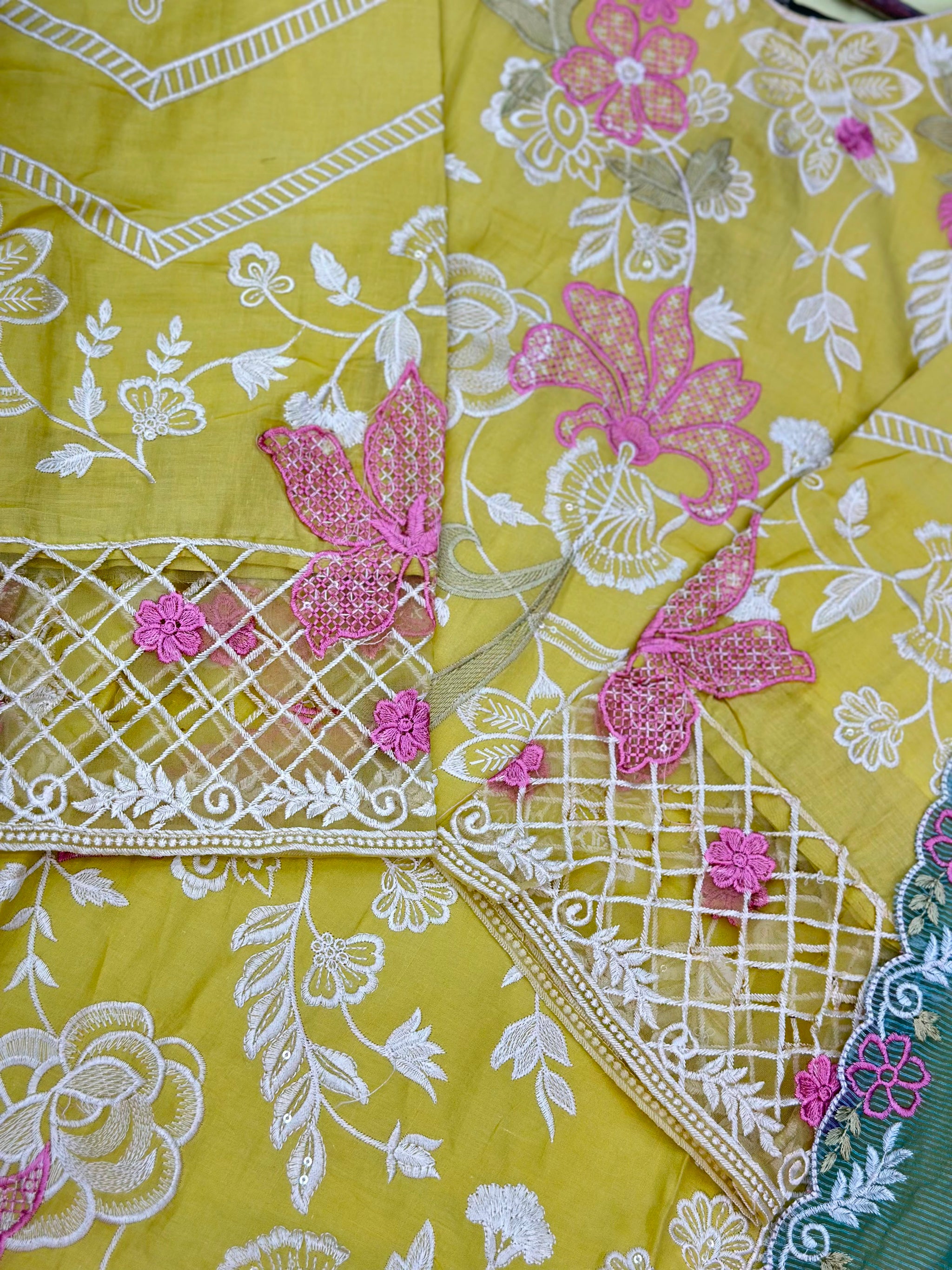 712 Pakistani Heavy Lawn Suit