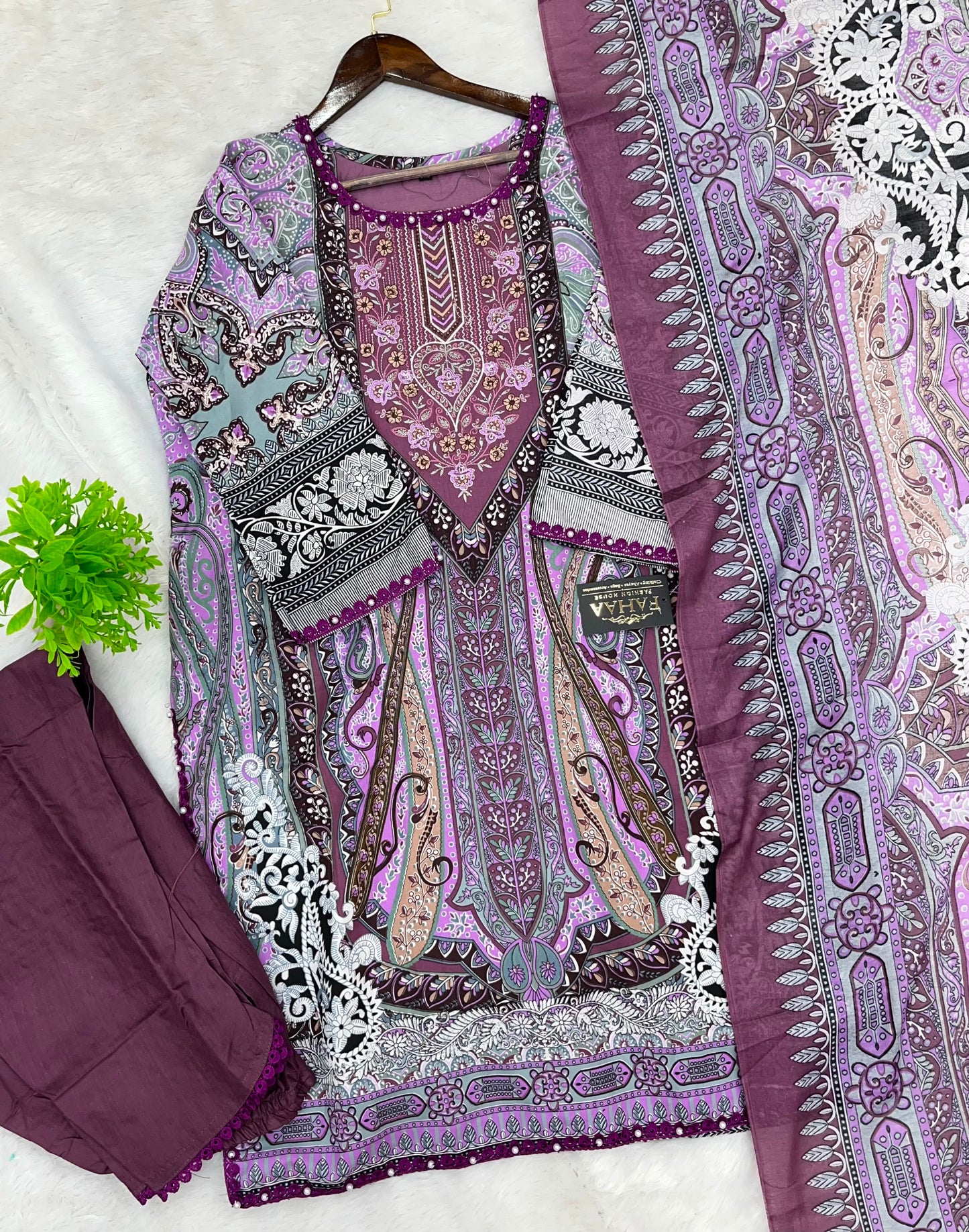 1305 Pakistani Embroidered Suit - Vandana Aarzu