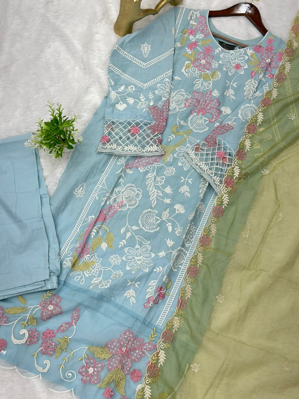 711 Pakistani Heavy Lawn Suit