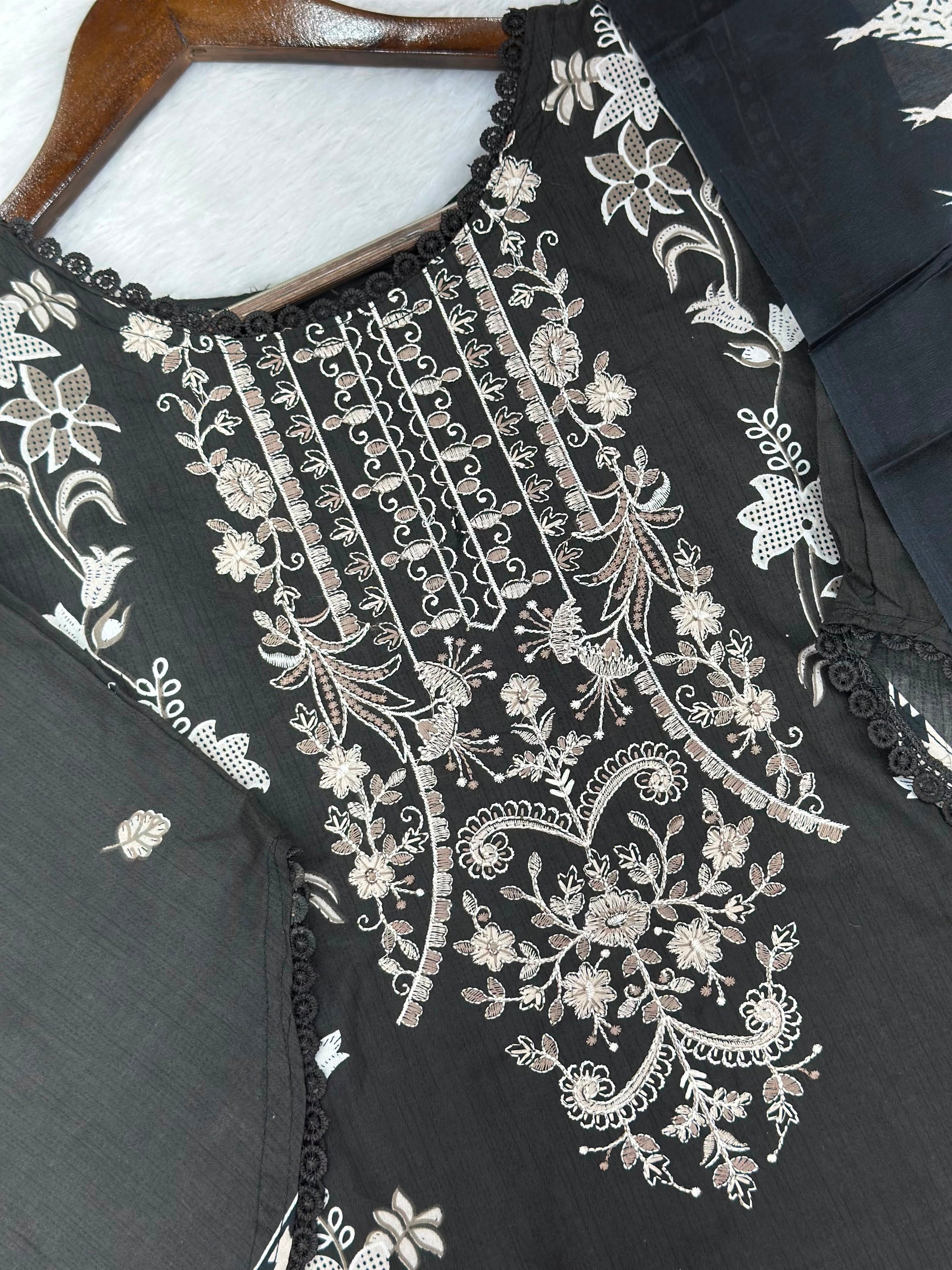 1058 Pakistani Embroidered Suit